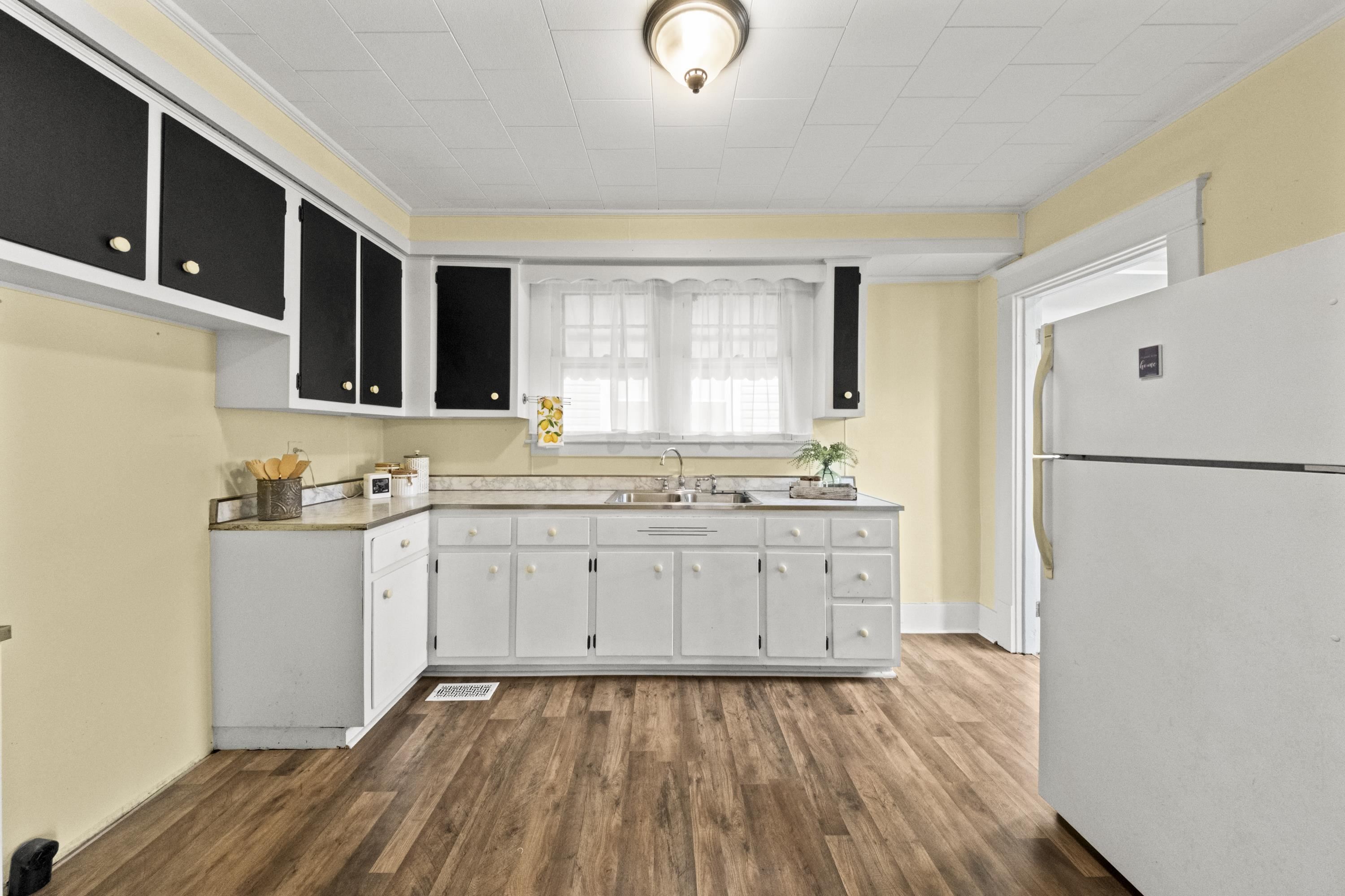 https://zimg.paragon.ice.com/ParagonImages/Property/PH/AABRKY/61311/11/0/0/9ae390ef06fbd3aab51237da24fc95fd/0/d75b7030d2f2c8af71f63d8850e98b28/61311-29c84ddd-b1cb-4756-a35c-cad28ba20606.JPG