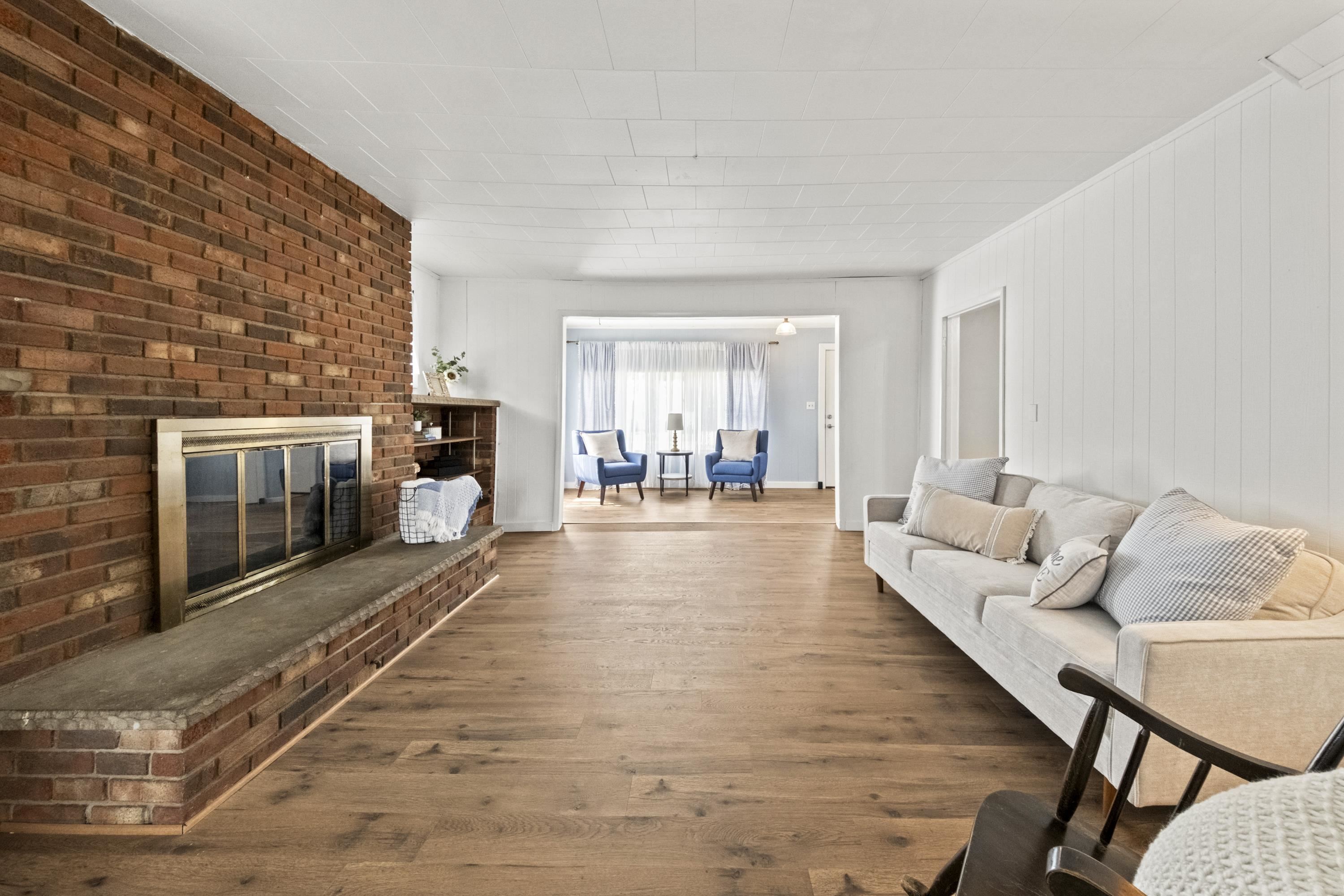 https://zimg.paragon.ice.com/ParagonImages/Property/PH/AABRKY/61311/4/0/0/576c56b86889f7e29c576e65d6583081/0/d75b7030d2f2c8af71f63d8850e98b28/61311-c677a168-dd86-4fdc-80c9-07c3c0a8bd90.JPG