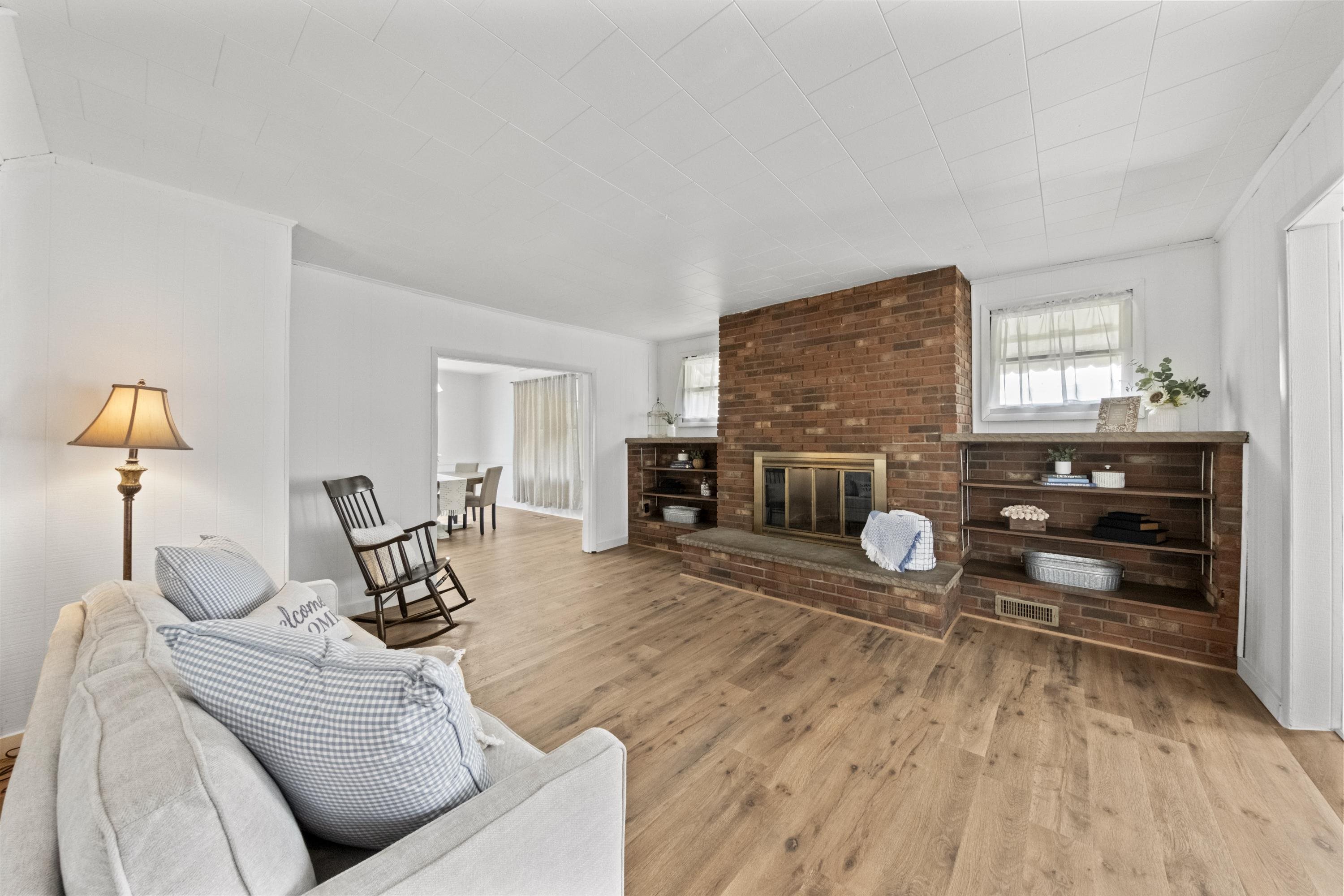 https://zimg.paragon.ice.com/ParagonImages/Property/PH/AABRKY/61311/5/0/0/e2fcab2403ec77d1dfdb98a0e50552b7/0/d75b7030d2f2c8af71f63d8850e98b28/61311-fb071df9-c5ec-4eaf-8c2a-2a6f878c5e90.JPG