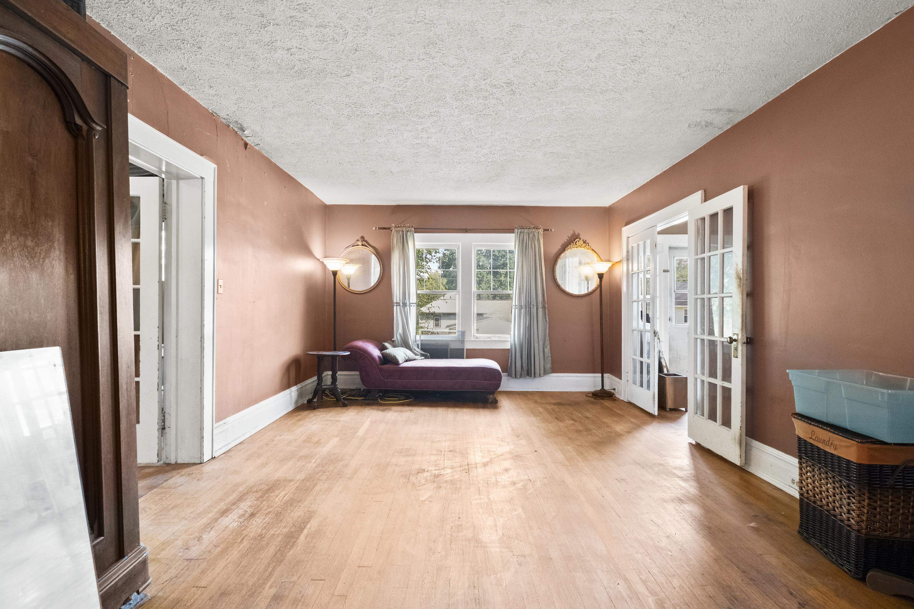 https://zimg.paragon.ice.com/ParagonImages/Property/PH/AABRKY/61314/3/0/0/b8b9ea9e932973b78638edf835d04dae/0/325b4d9050eeea2ea28cc3453e83a1ff/61314-0dc7dca0-91a4-4c81-9dd3-6c3133af2b7e.JPG