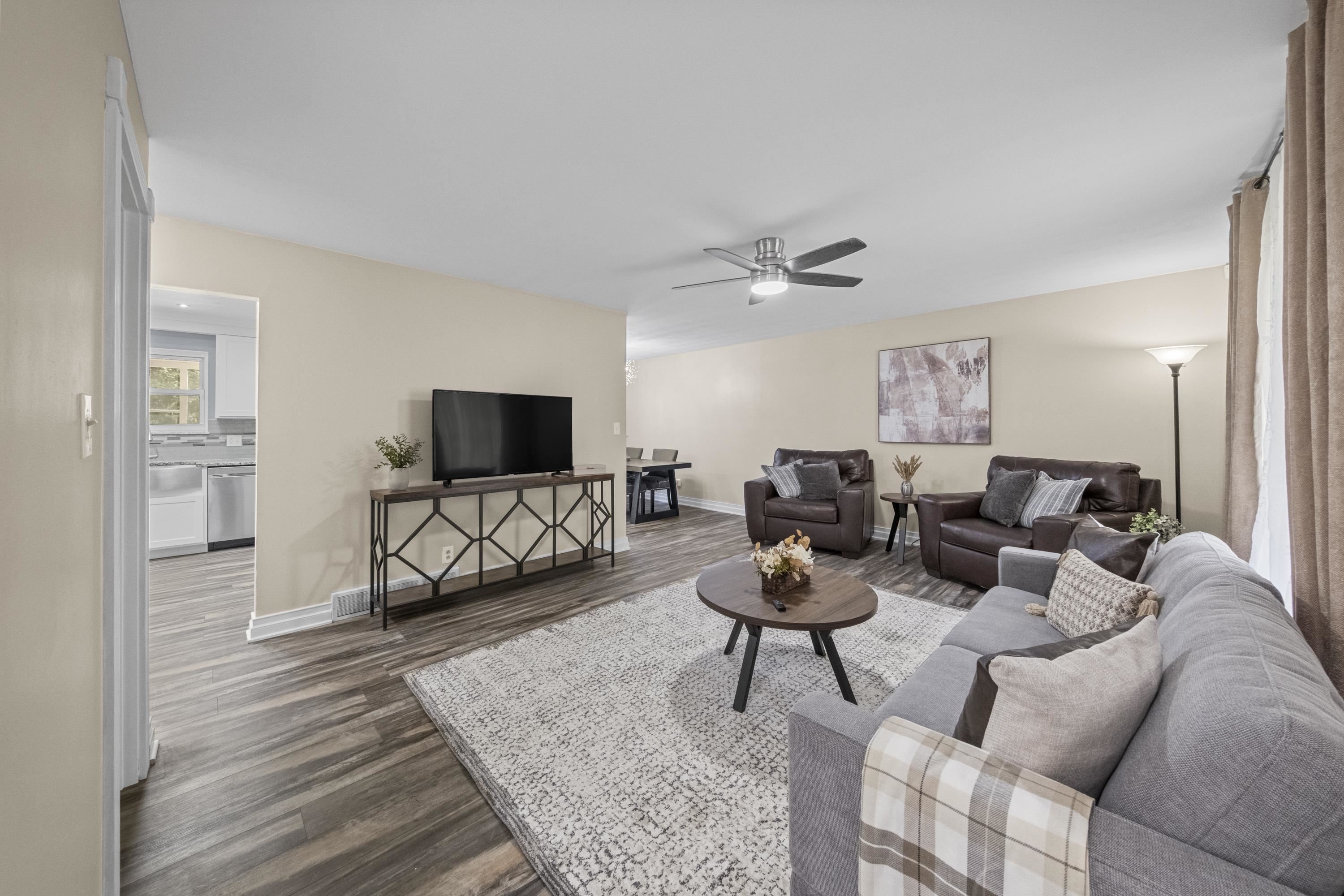 https://zimg.paragon.ice.com/ParagonImages/Property/PH/AABRKY/61315/4/0/0/ceff7f690a6078bdb0b7399bd590ee91/0/a52a5d23830f4398483831b99c3e5179/61315-42322436-285a-4b90-9306-af1364122246.JPG