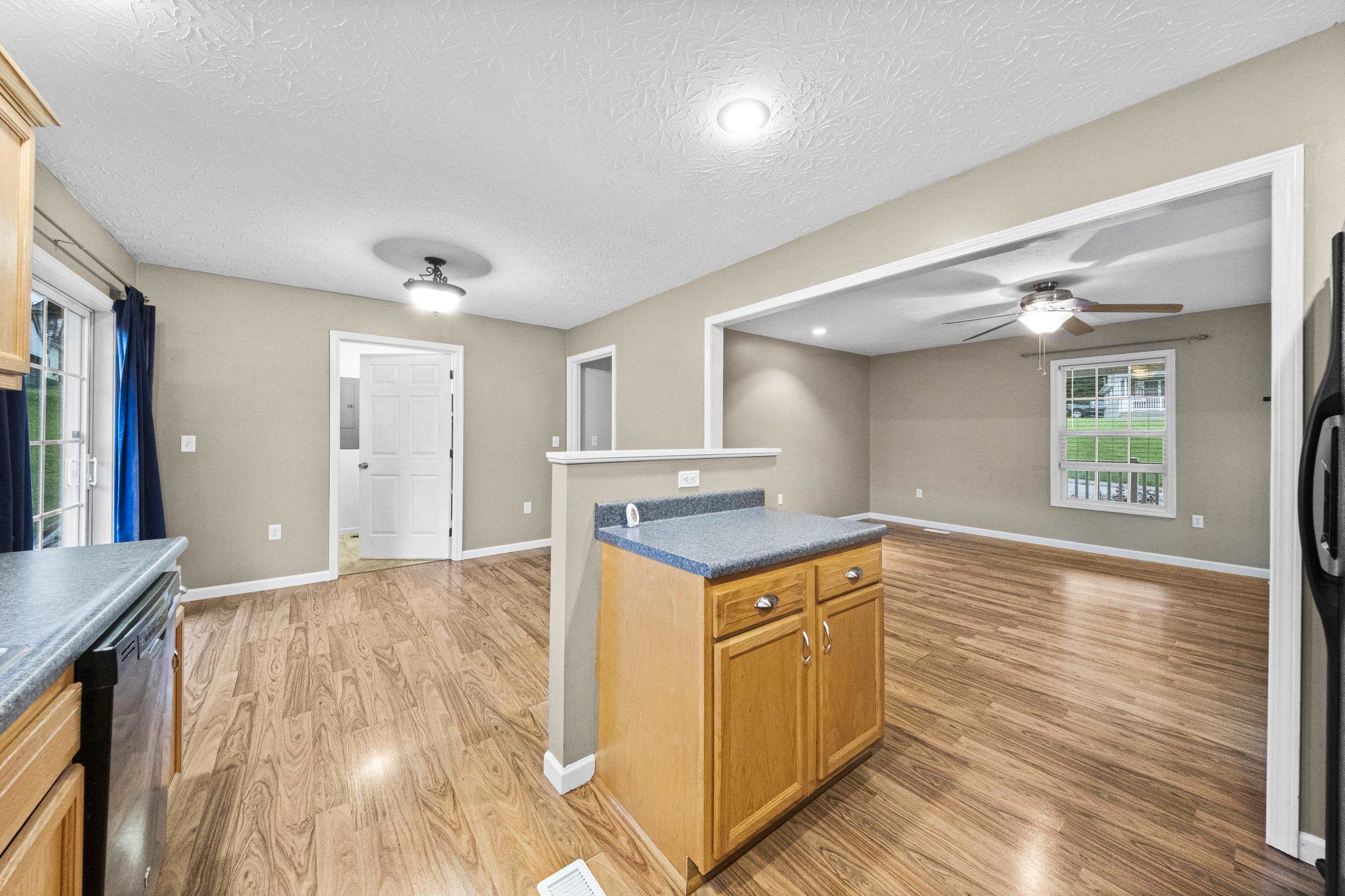 https://zimg.paragon.ice.com/ParagonImages/Property/PH/AABRKY/61317/12/0/0/8a56d56f5a542947d9727e806f93df26/0/d39ae07d480f49c42602627bae1f47e8/61317-f09a155a-be3a-4d59-b36d-dea433cb13e1.JPG