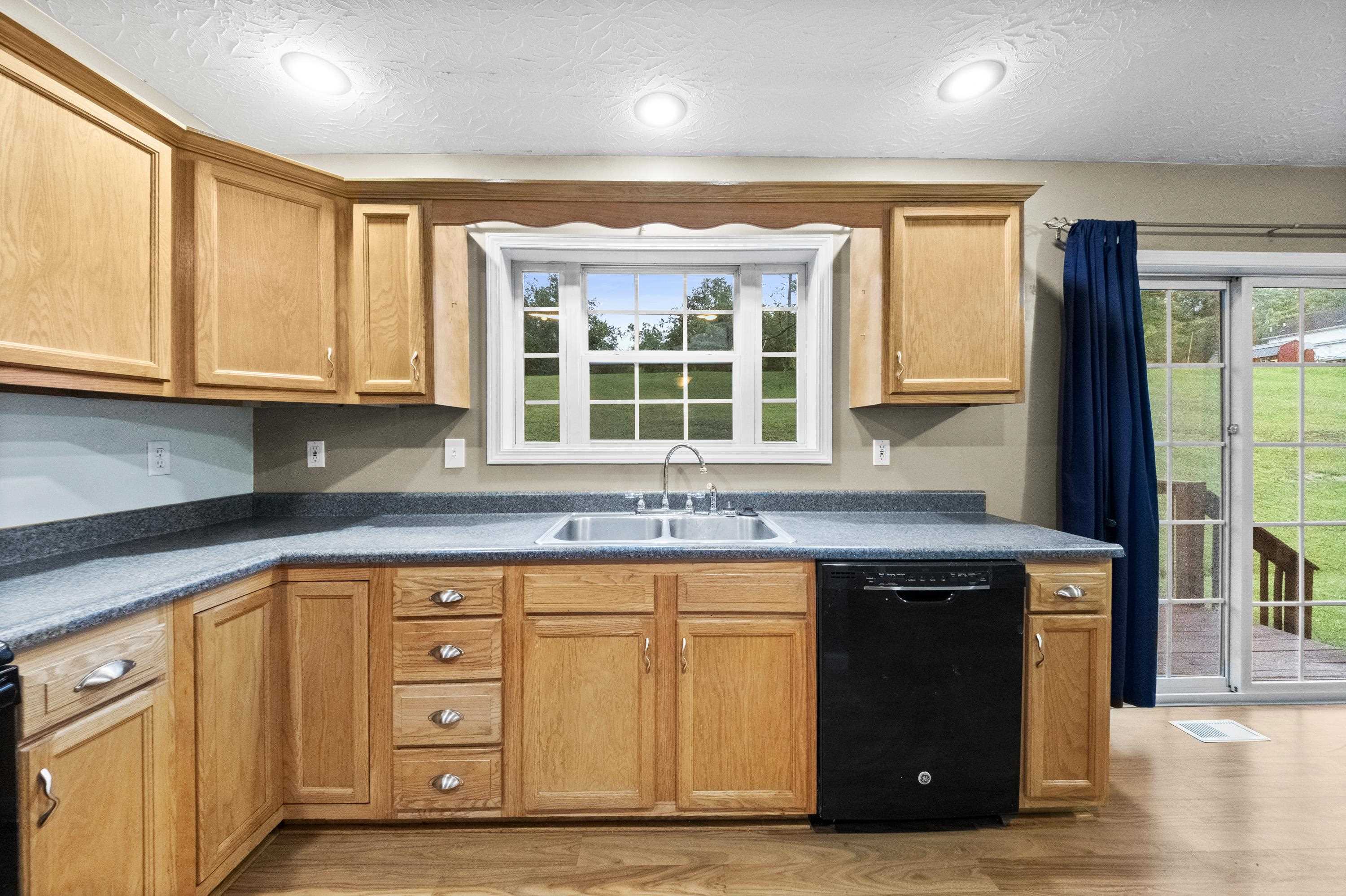 https://zimg.paragon.ice.com/ParagonImages/Property/PH/AABRKY/61317/13/0/0/40f3894bad89dd2a1a39b2d1168dfc93/0/d39ae07d480f49c42602627bae1f47e8/61317-51a72a40-d365-456f-94b6-a0c557e92778.JPG