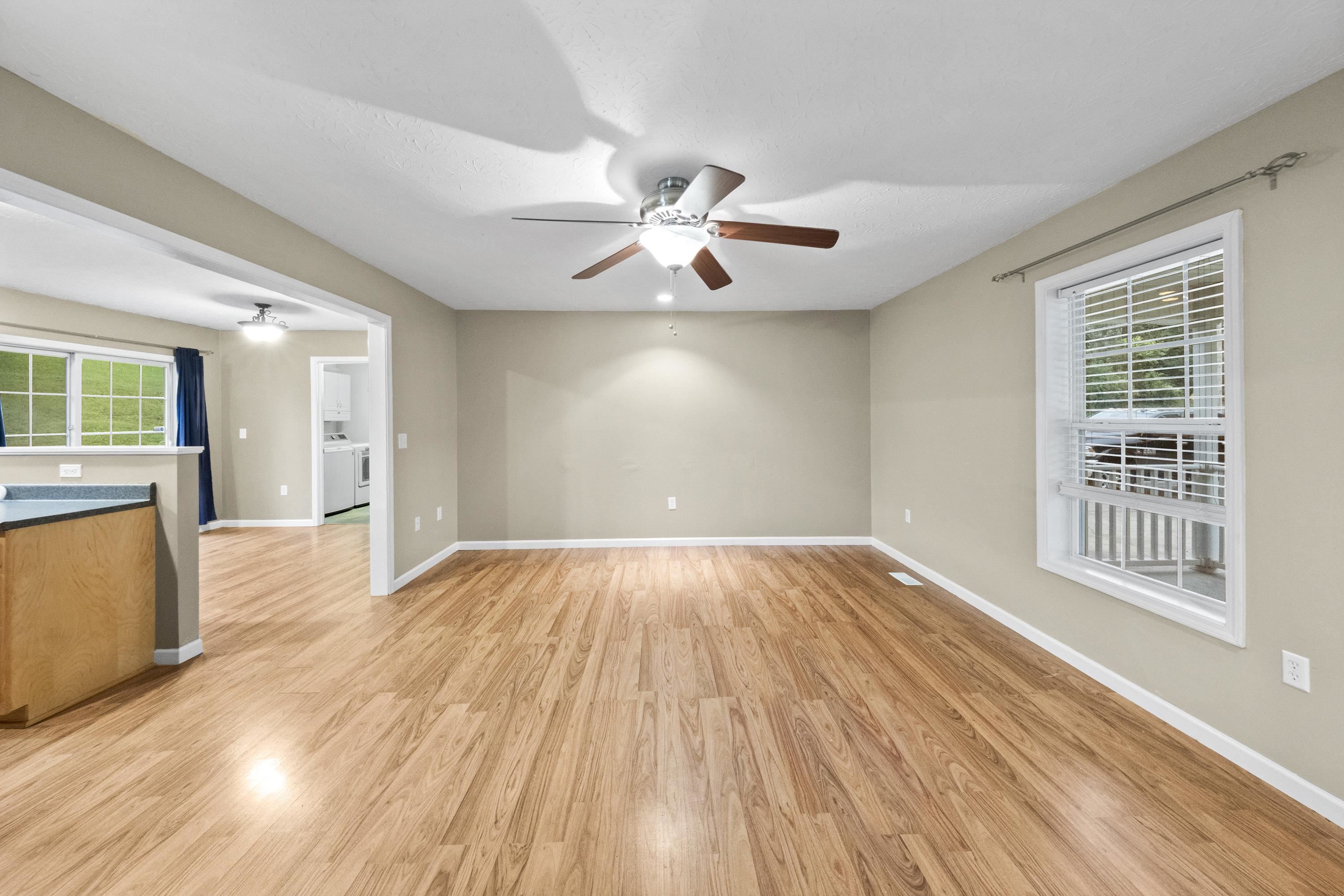 https://zimg.paragon.ice.com/ParagonImages/Property/PH/AABRKY/61317/7/0/0/5e9a54419ede1601e0895a08a560c252/0/d39ae07d480f49c42602627bae1f47e8/61317-f0706dcd-7b39-4a2b-889c-1f07cde41bab.JPG