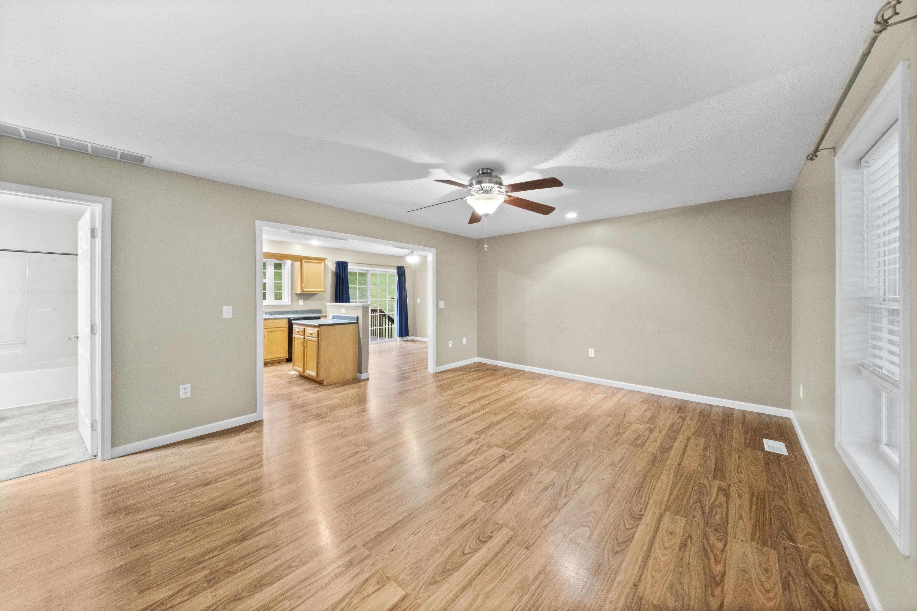 https://zimg.paragon.ice.com/ParagonImages/Property/PH/AABRKY/61317/8/0/0/eca323790fe5e9ab497b81d2a656a170/0/d39ae07d480f49c42602627bae1f47e8/61317-42953d90-42e8-4da5-afa0-ba0eff22683d.JPG