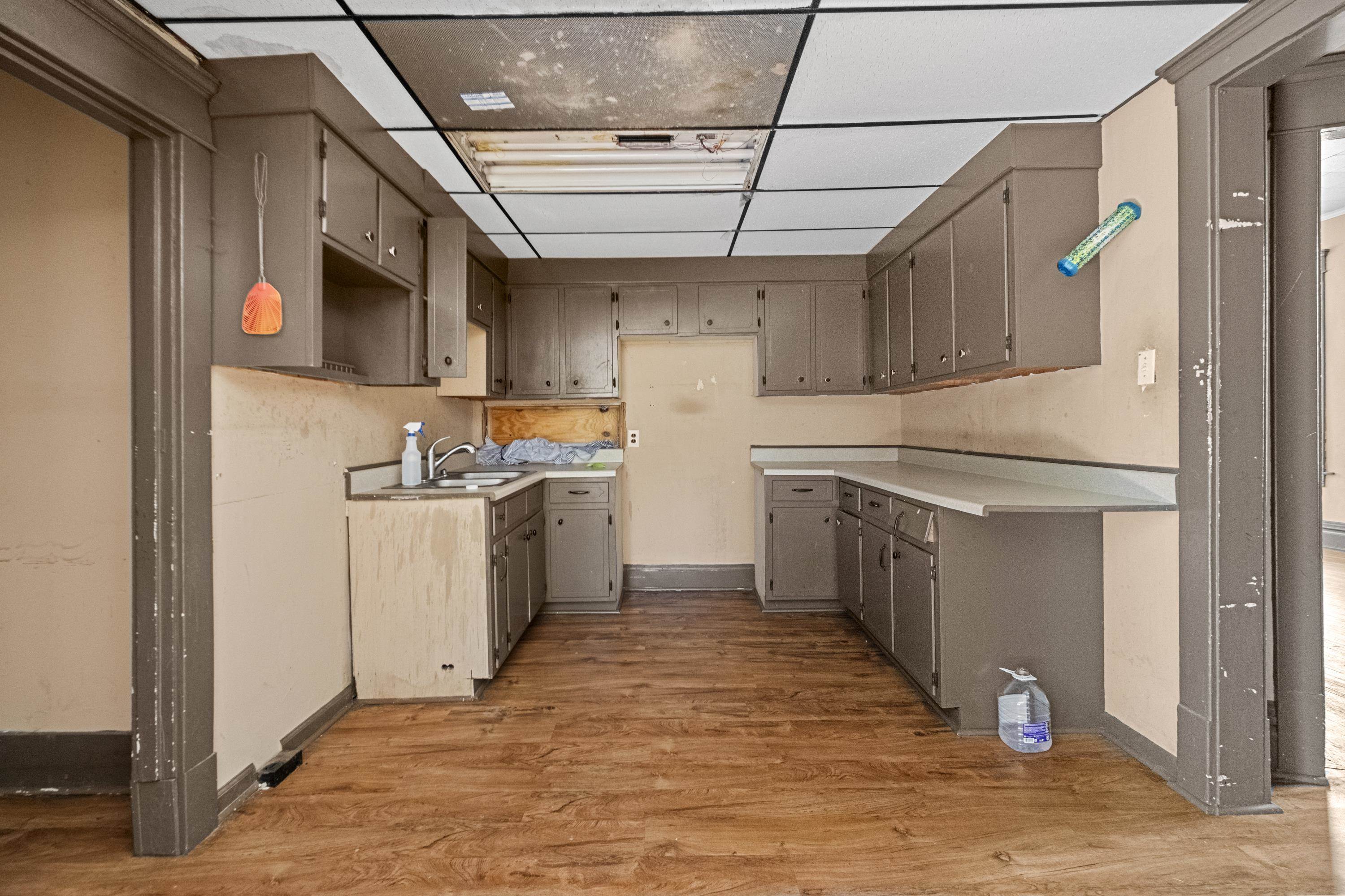 https://zimg.paragon.ice.com/ParagonImages/Property/PH/AABRKY/61329/10/0/0/e3bc231c5cf3500e6dbd4e3bc2bce237/0/a8269f97ce62b64f77096479fc45422c/61329-aa3f0e8f-ba86-45ee-89df-90545ee2e20c.JPG