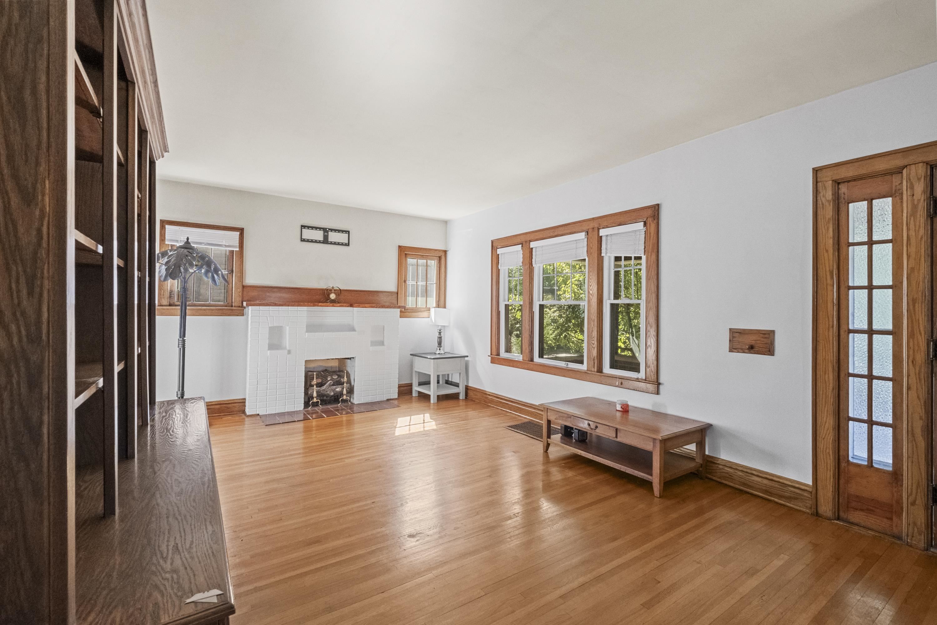 https://zimg.paragon.ice.com/ParagonImages/Property/PH/AABRKY/61342/6/0/0/f1625f4298c5eaa52e227bb5915b6f31/0/f07b9c950fc9da38f0d1fc53b7ab9518/61342-cf41eb76-1db4-41ad-baf6-cbc9c2125cd2.JPG