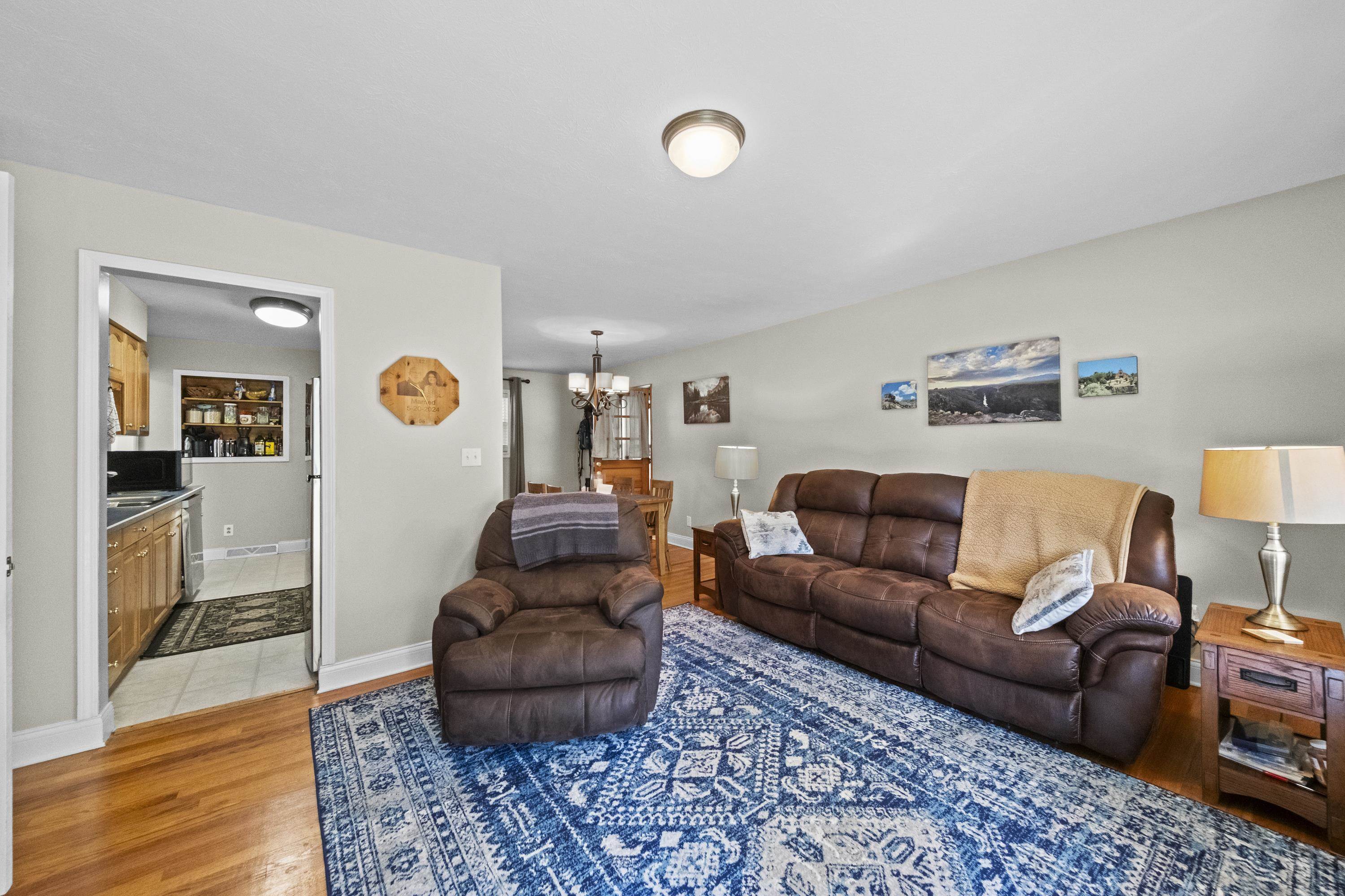 https://zimg.paragon.ice.com/ParagonImages/Property/PH/AABRKY/61355/1/0/0/8c235187392cf2272d00c6cf79f099c8/0/c36098abf5fa4458b4e4dc60fcb9d29e/61355-316f5321-344c-4d5a-b4da-09b61362cf3c.JPG
