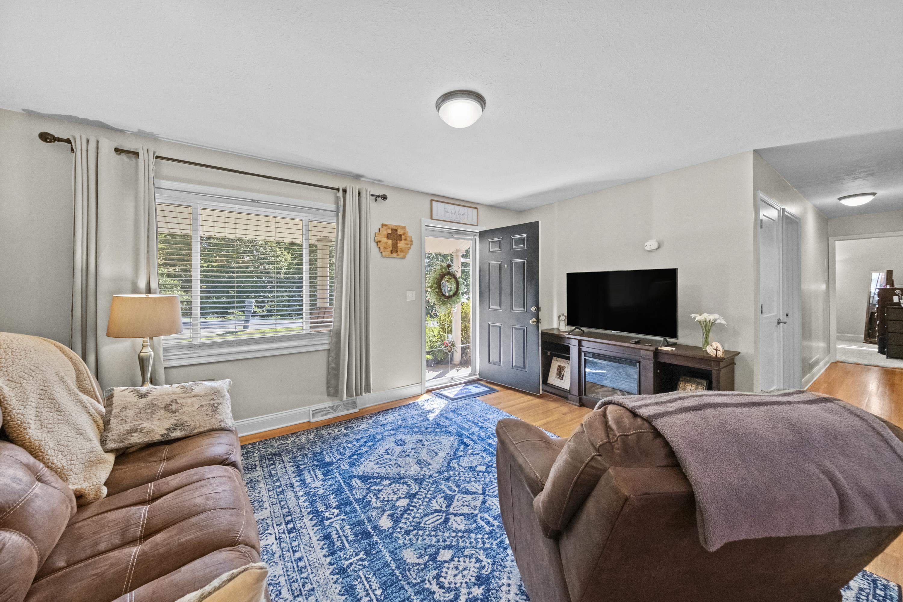 https://zimg.paragon.ice.com/ParagonImages/Property/PH/AABRKY/61355/3/0/0/da76d1d37cce4eb4ad9c73f18b721aa6/0/c36098abf5fa4458b4e4dc60fcb9d29e/61355-dc607e80-ac06-4582-aba3-c408174cd457.JPG