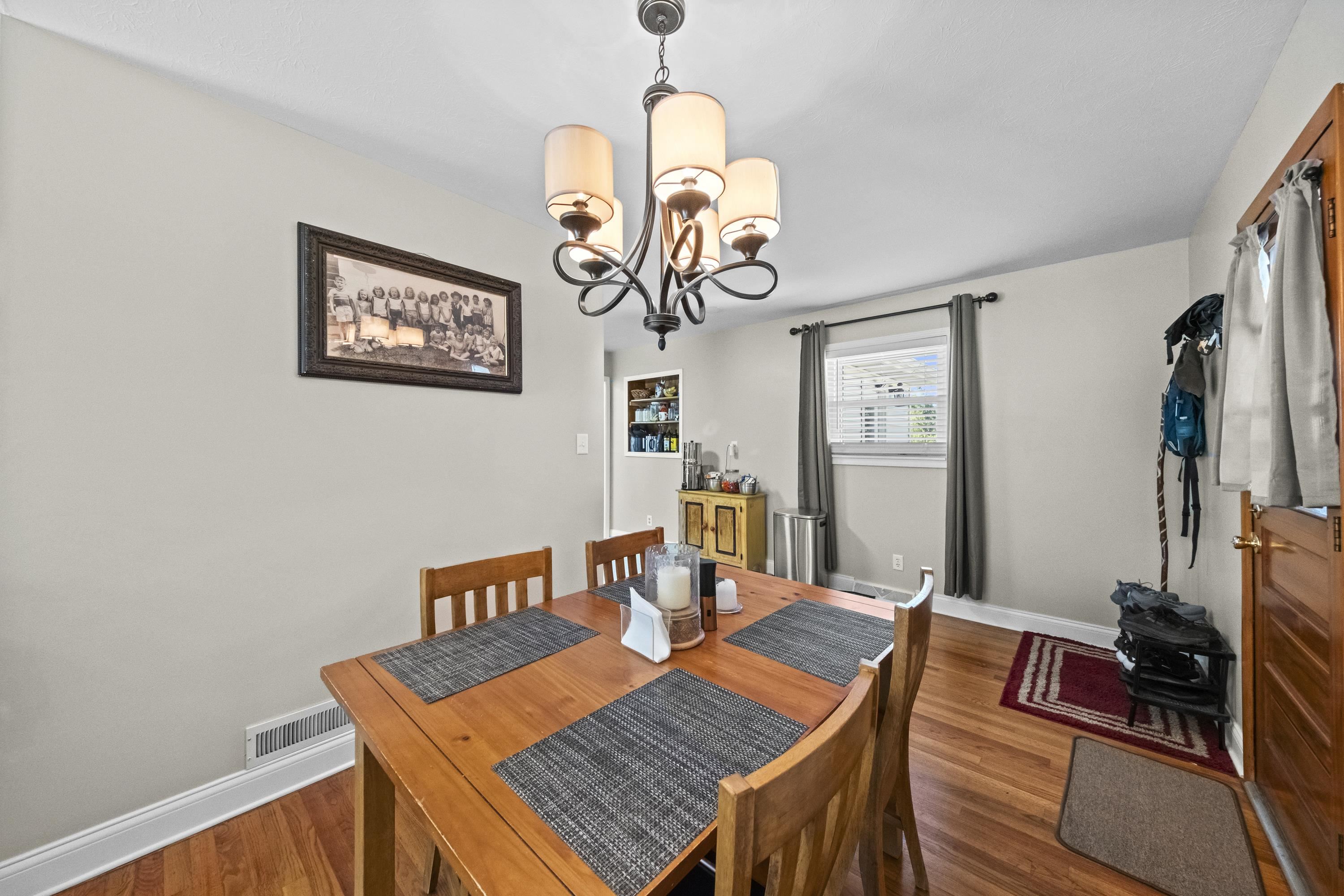 https://zimg.paragon.ice.com/ParagonImages/Property/PH/AABRKY/61355/4/0/0/4ae47d135d0e4983c05deeea48349f3f/0/c36098abf5fa4458b4e4dc60fcb9d29e/61355-e274eb6a-14a5-40d8-9b75-890777c61fd0.JPG
