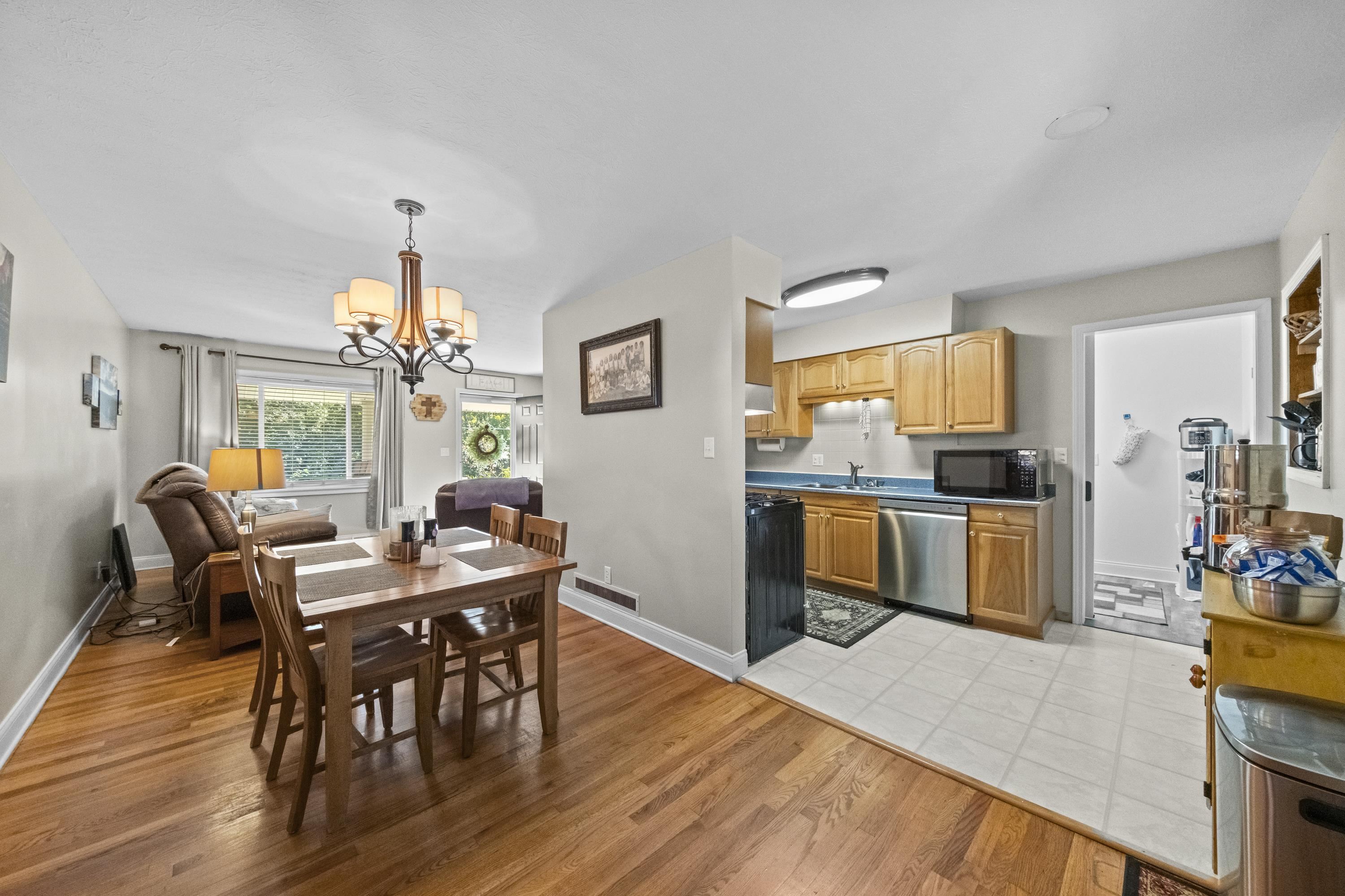 https://zimg.paragon.ice.com/ParagonImages/Property/PH/AABRKY/61355/6/0/0/5f3025d229aaedc1519e7521a3a735bb/0/c36098abf5fa4458b4e4dc60fcb9d29e/61355-fb07c342-23ad-4e46-9041-8e9c5fc01dd8.JPG