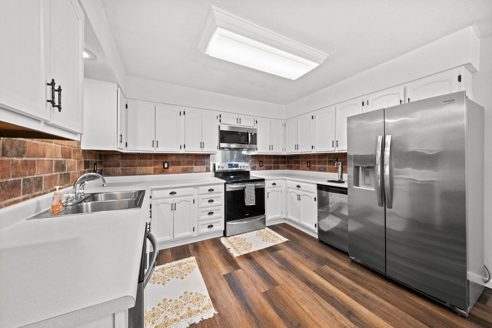 https://zimg.paragon.ice.com/ParagonImages/Property/PH/AABRKY/61358/12/0/0/a7d858c3013512eee5563e0ce2a3fe73/0/6ea295efec344d24a035dfd2eb04af4b/61358-5e1e5250-0b7d-4ee1-88cb-1b2f69181932.JPG