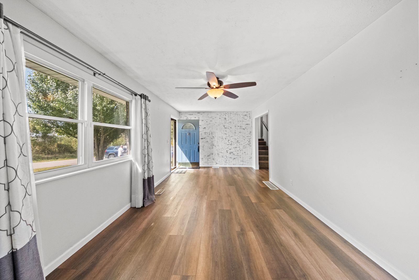 https://zimg.paragon.ice.com/ParagonImages/Property/PH/AABRKY/61358/4/0/0/78b7a125f76ba5f0d25639d944a58ee1/0/6ea295efec344d24a035dfd2eb04af4b/61358-46cced87-c1cd-4bec-911f-a33861f63c5c.JPG