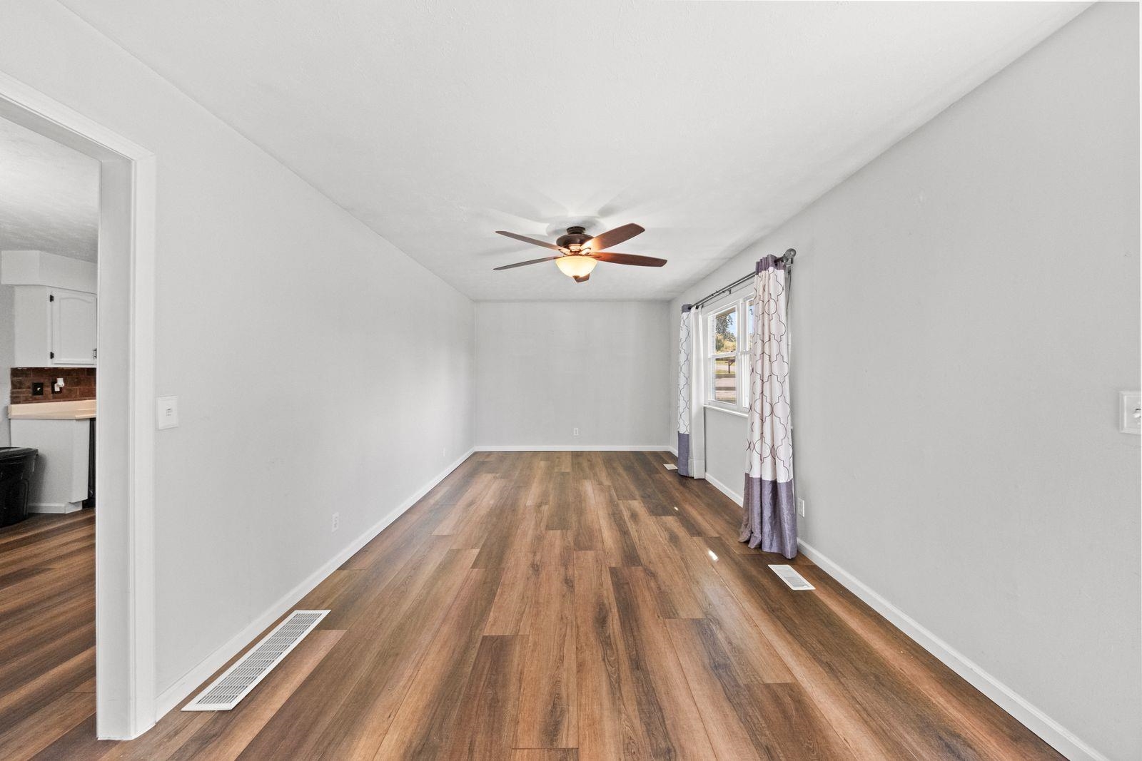 https://zimg.paragon.ice.com/ParagonImages/Property/PH/AABRKY/61358/5/0/0/da4b21b6768f55c94be85f50fa7d4eec/0/6ea295efec344d24a035dfd2eb04af4b/61358-ec20c738-aaea-40a7-92a8-c437ab7586d3.JPG