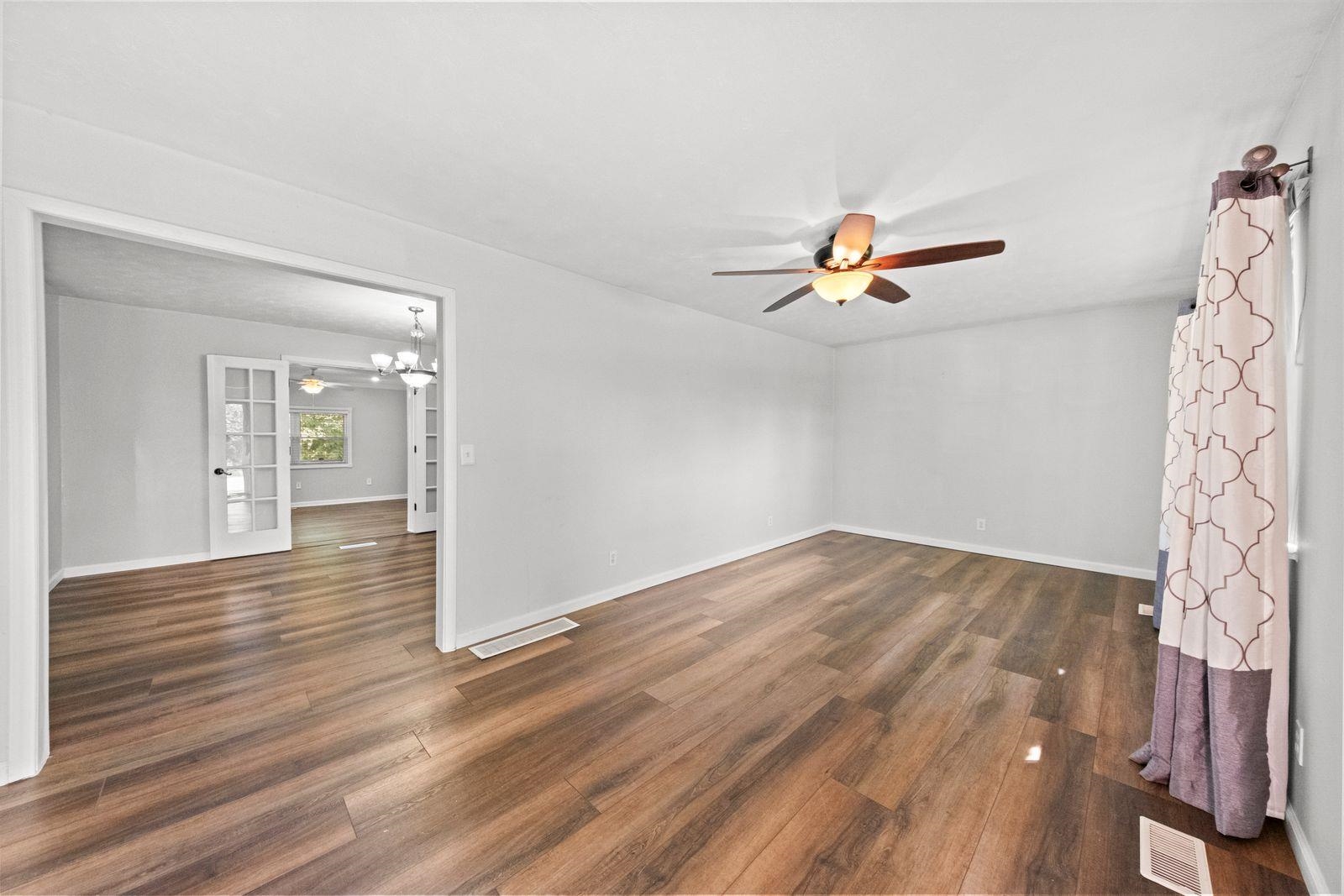 https://zimg.paragon.ice.com/ParagonImages/Property/PH/AABRKY/61358/7/0/0/9ae5a362436d4bae4ab43c7ccd0790ba/0/6ea295efec344d24a035dfd2eb04af4b/61358-73db09e6-2798-4c57-9ef1-f0f74477f625.JPG