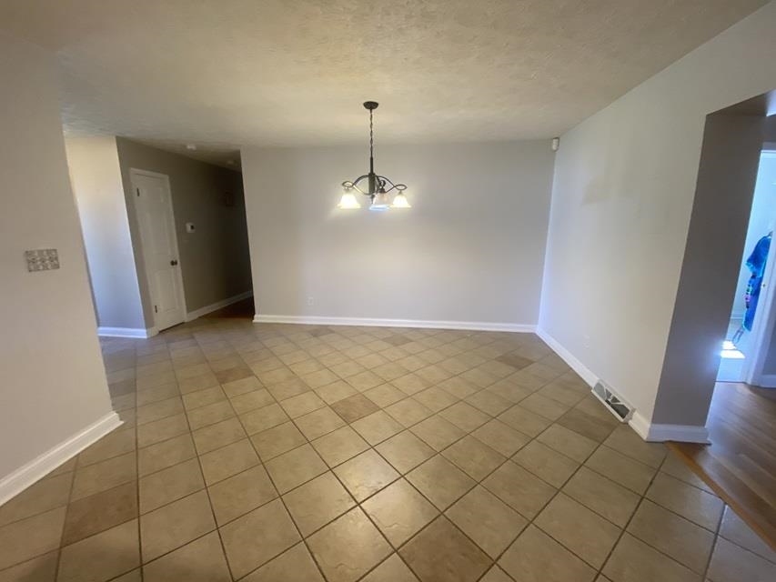 https://zimg.paragon.ice.com/ParagonImages/Property/PH/AABRKY/61370/7/0/0/266afa4afd1411781995361f13f702e6/0/e270350497651c26e890f3d1bf19a477/61370-effbde55-5a96-45c0-8797-e27da66ebc5d.JPG