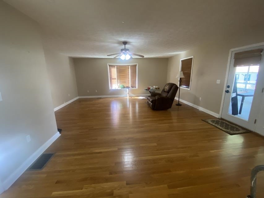 https://zimg.paragon.ice.com/ParagonImages/Property/PH/AABRKY/61370/8/0/0/a0f80c8a56367a33e5ae6ebcc0a4f3af/0/e270350497651c26e890f3d1bf19a477/61370-c31c74c2-4255-4195-be95-c44096aaf371.JPG