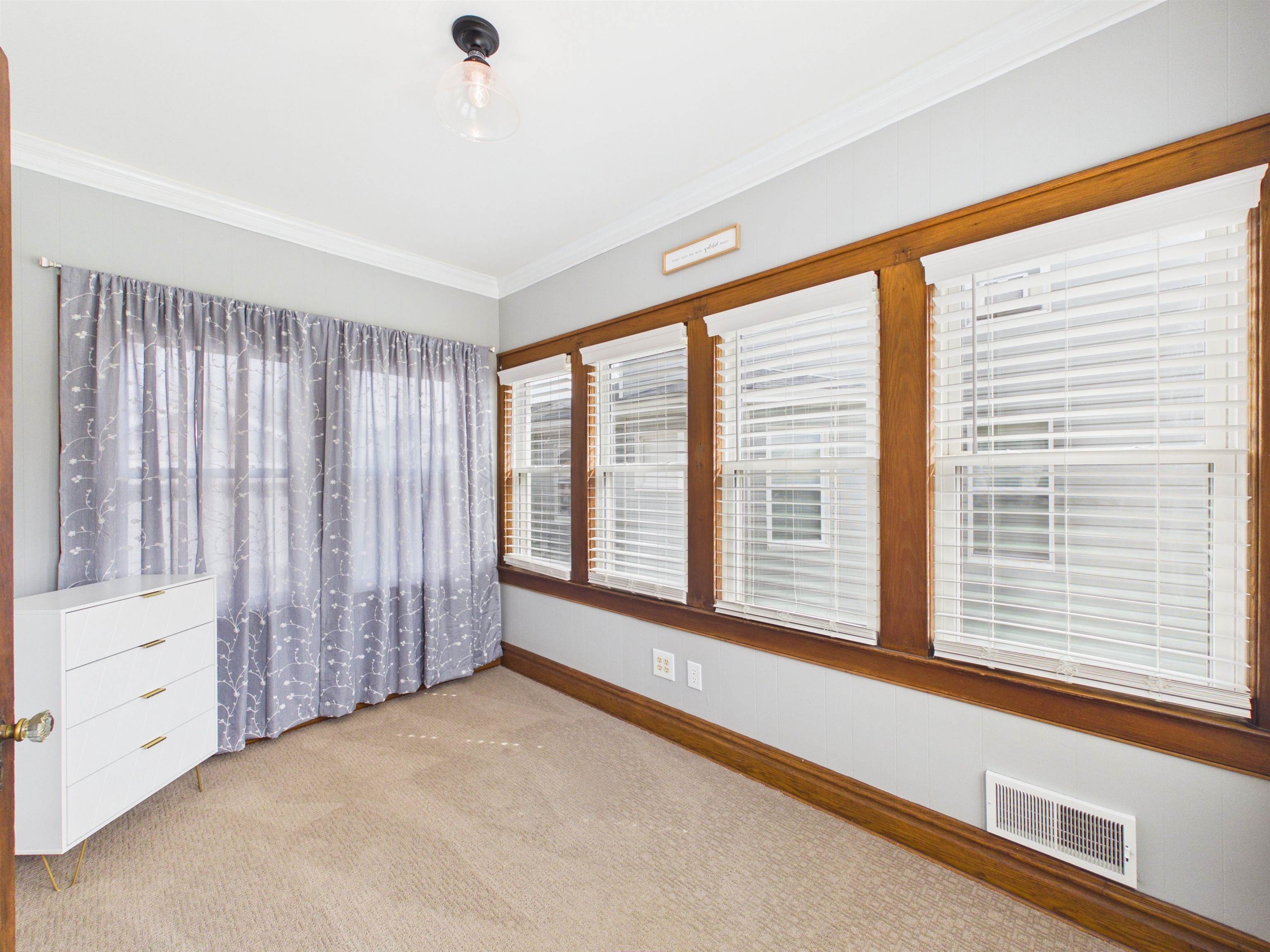 https://zimg.paragon.ice.com/ParagonImages/Property/PH/AABRKY/61374/2/0/0/8c53d8f9256c41a325ca89172b0232d9/0/e931e37d86ac37c6855f52a7a94f771d/61374-aee08cfa-4862-4c03-b3bc-3e3fe8ca9f23.JPG