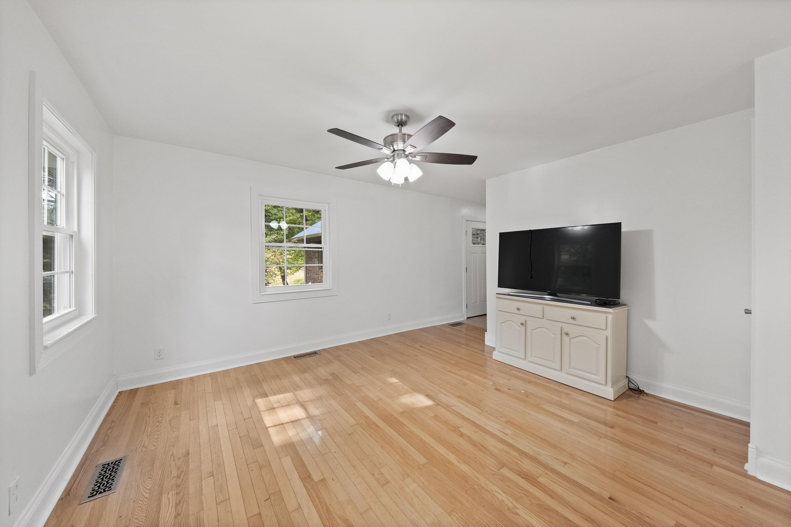 https://zimg.paragon.ice.com/ParagonImages/Property/PH/AABRKY/61382/4/0/0/319f68417f256767162330fa98cfb20b/0/d5fb18cd9e62f9a6c52f246368c8189a/61382-353c2459-7ed1-4d24-9eb8-989430dccf3d.JPG