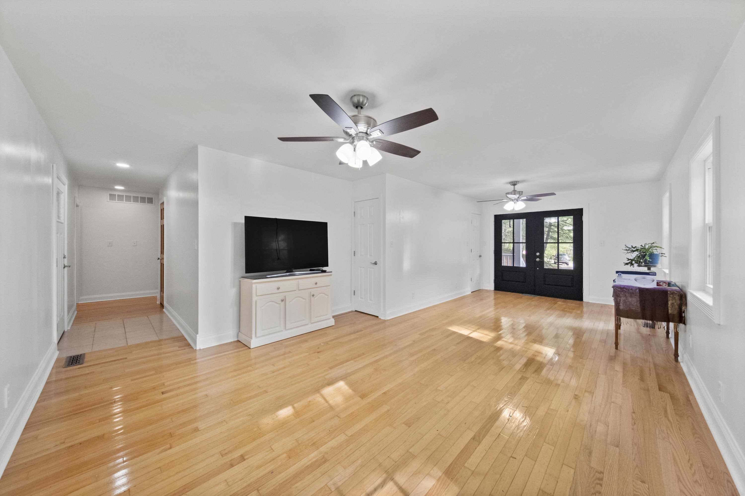https://zimg.paragon.ice.com/ParagonImages/Property/PH/AABRKY/61382/6/0/0/571121979954ab58a410d32b08f978fd/0/d5fb18cd9e62f9a6c52f246368c8189a/61382-e6ff1971-580c-48f8-bdf7-d4eb35ba36da.JPG