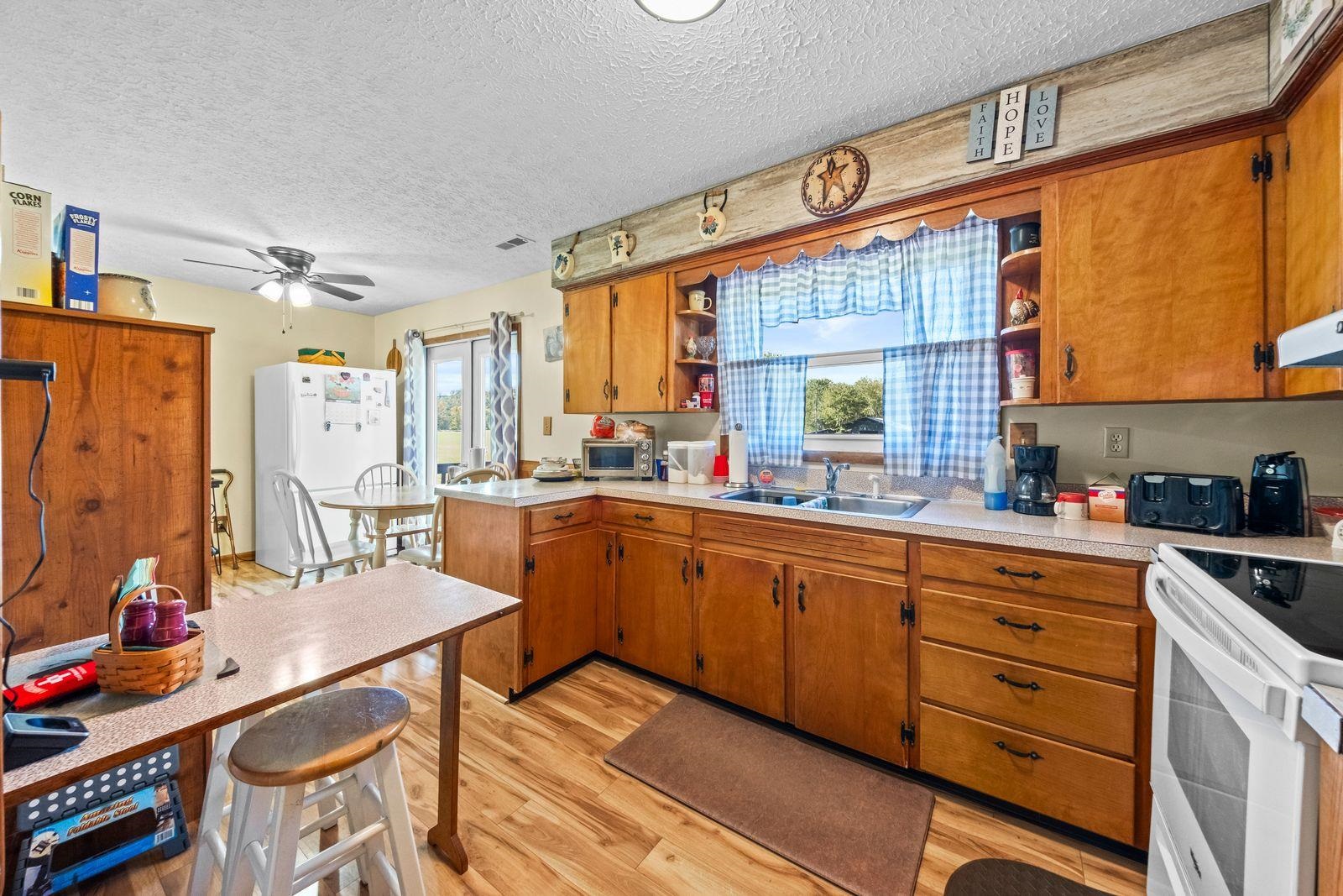 https://zimg.paragon.ice.com/ParagonImages/Property/PH/AABRKY/61383/11/0/0/47f1a7d7e8511a9310b98016f9bb51f4/0/00cf03c4c20974294c2d477476f45985/61383-9317e51f-8002-4736-ab35-368ad0c304dc.JPG