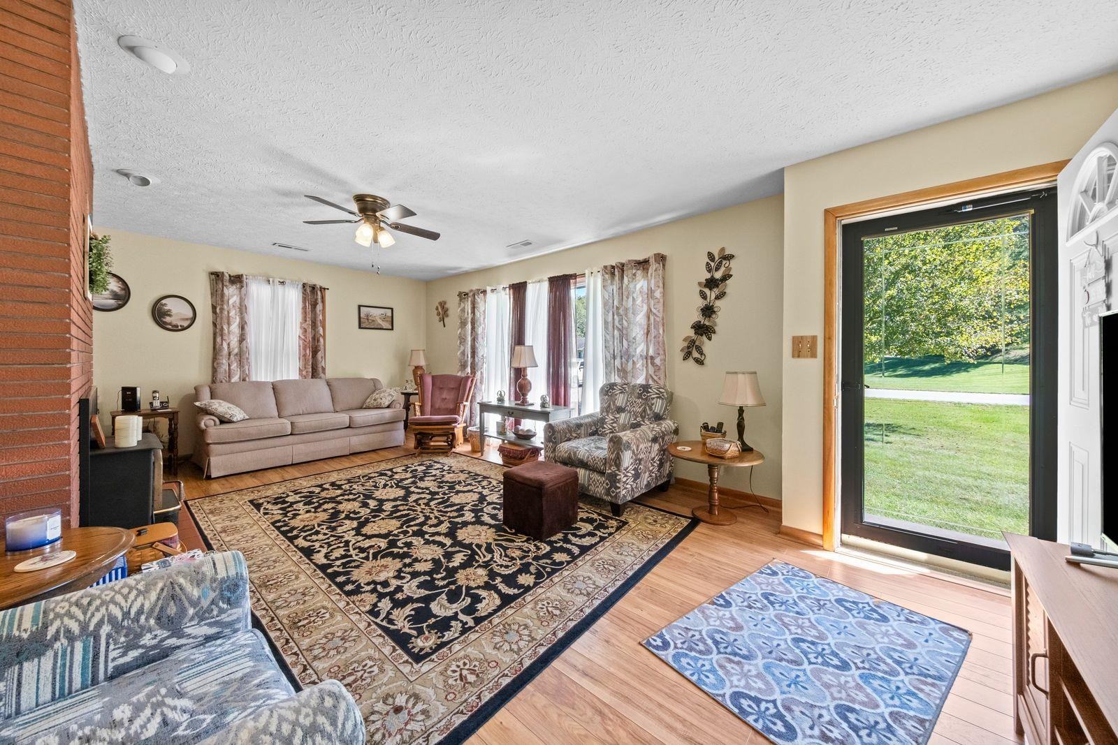https://zimg.paragon.ice.com/ParagonImages/Property/PH/AABRKY/61383/2/0/0/60f8471a7e1677dd4c94186f0b7a94da/0/00cf03c4c20974294c2d477476f45985/61383-7a7cc903-2c36-4e48-9a55-a5d67a13573f.JPG