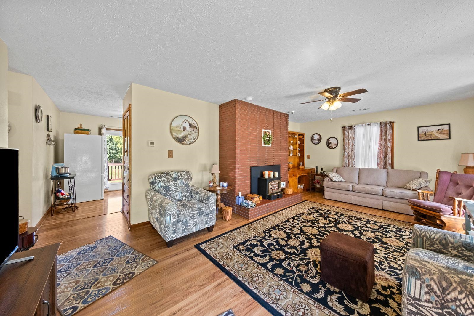 https://zimg.paragon.ice.com/ParagonImages/Property/PH/AABRKY/61383/3/0/0/35329679484a67d3582b79ac4f418dce/0/00cf03c4c20974294c2d477476f45985/61383-eb6f7ffd-9db6-48ad-97c6-90948870a037.JPG