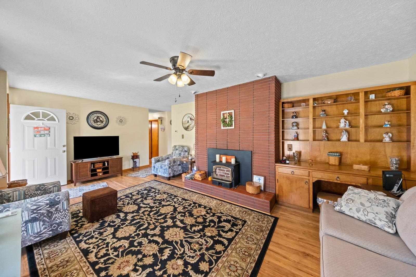 https://zimg.paragon.ice.com/ParagonImages/Property/PH/AABRKY/61383/4/0/0/c754f068bb4d280bb0c4a92b963e4e7d/0/00cf03c4c20974294c2d477476f45985/61383-960b0dcd-c7f6-4b3f-b27c-49992c6fb39b.JPG