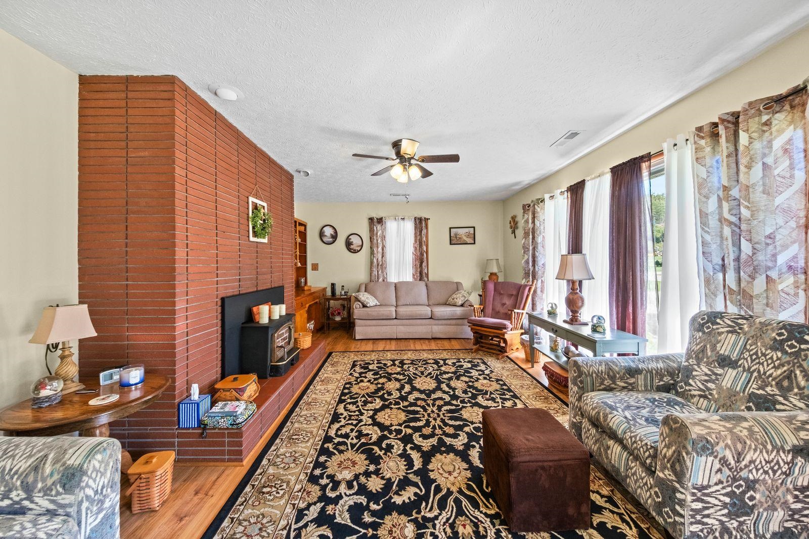 https://zimg.paragon.ice.com/ParagonImages/Property/PH/AABRKY/61383/5/0/0/236d7a30bbea7d9c0b7df4bddf2f90aa/0/00cf03c4c20974294c2d477476f45985/61383-d9f50305-af20-48ed-9b9d-a52bcbdf8d15.JPG