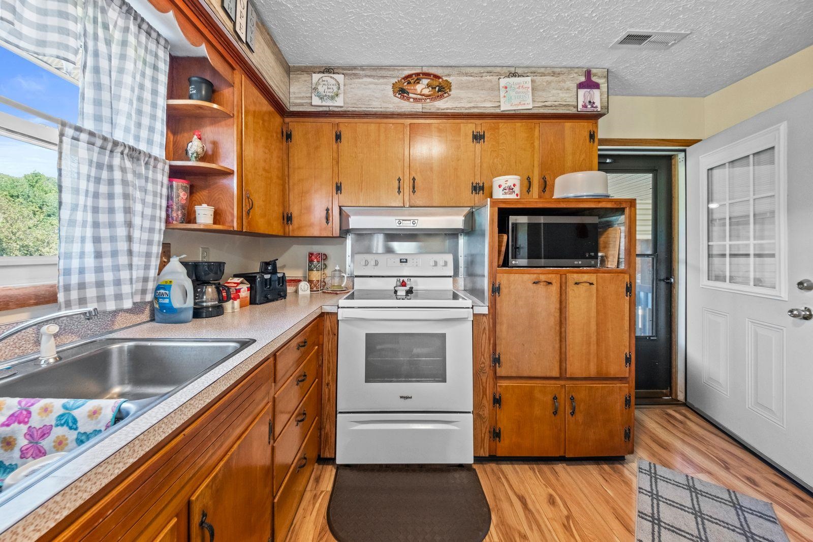 https://zimg.paragon.ice.com/ParagonImages/Property/PH/AABRKY/61383/7/0/0/1301ce3a284258deaf0253582f5648fd/0/00cf03c4c20974294c2d477476f45985/61383-945bc8d6-e876-4cc2-9ad7-c09d3a6dc46e.JPG
