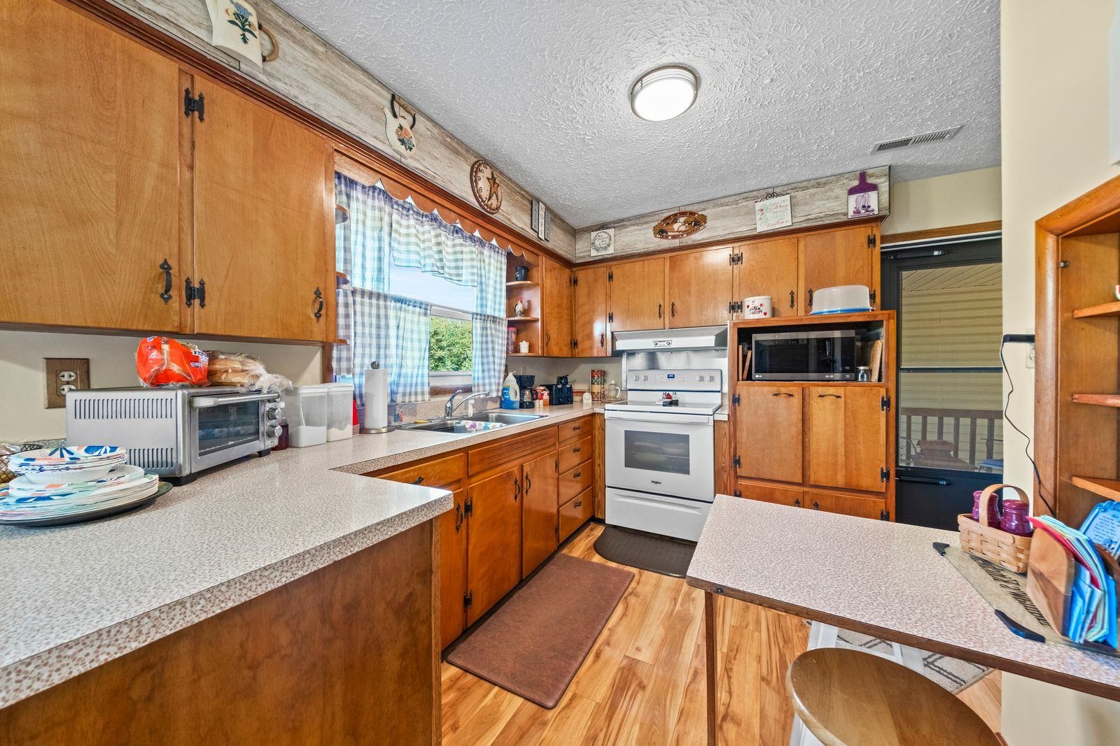 https://zimg.paragon.ice.com/ParagonImages/Property/PH/AABRKY/61383/8/0/0/ee11eb64aaf7dd4002dbb8f2dcf9863f/0/00cf03c4c20974294c2d477476f45985/61383-2136c509-1a6a-4001-866f-2262b78dd249.JPG