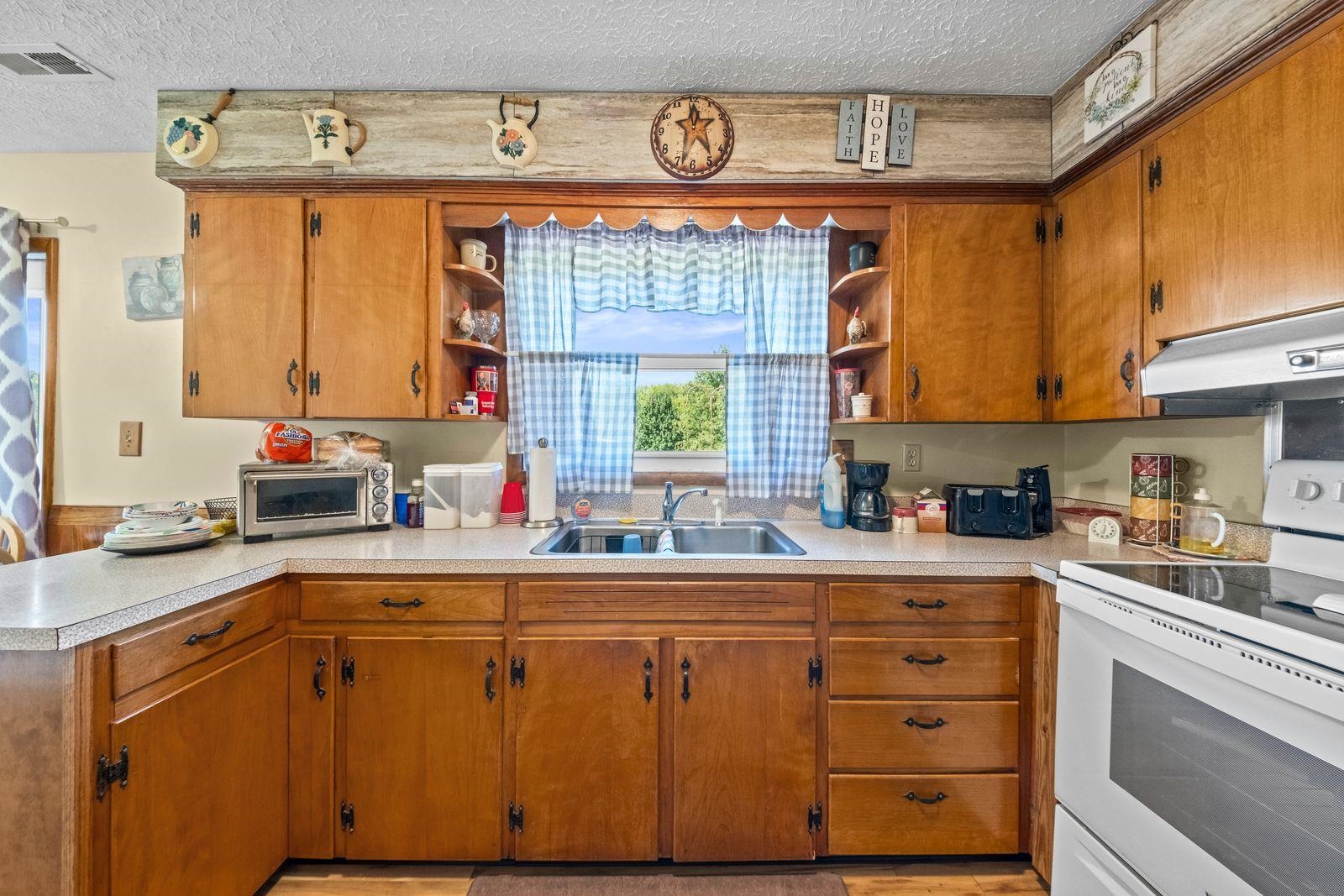 https://zimg.paragon.ice.com/ParagonImages/Property/PH/AABRKY/61383/9/0/0/e5815ff8c1f4ed5841775f81638180b2/0/00cf03c4c20974294c2d477476f45985/61383-f00ec8fb-dde2-44d5-af15-1b564c8a2add.JPG