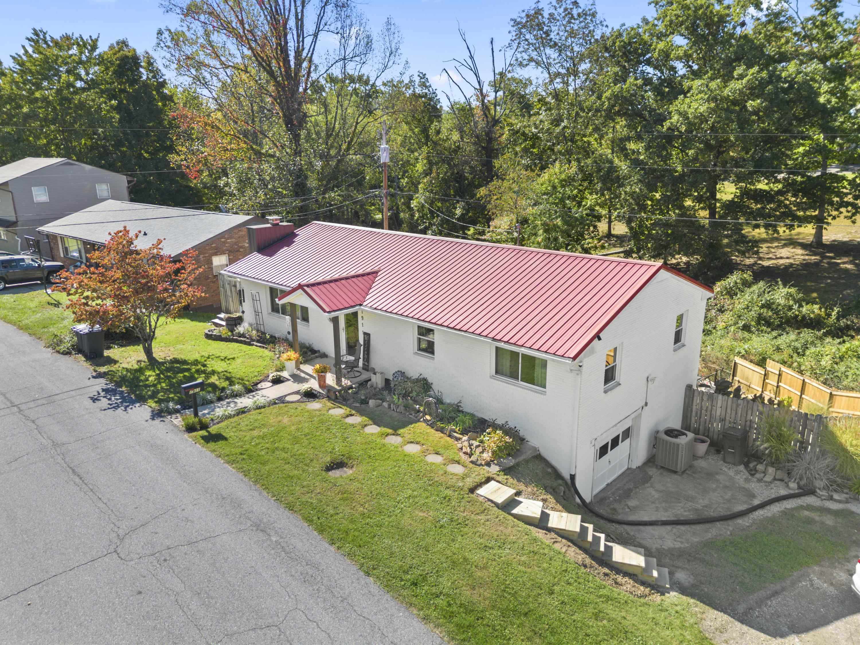 https://zimg.paragon.ice.com/ParagonImages/Property/PH/AABRKY/61387/2/0/0/2df6e5b8679509909ea88d0d1a51afdc/0/7328f55520840896c50e6781a72dbc9f/61387-a0ef5d23-d479-4a61-9404-94d9d23ad491.JPG