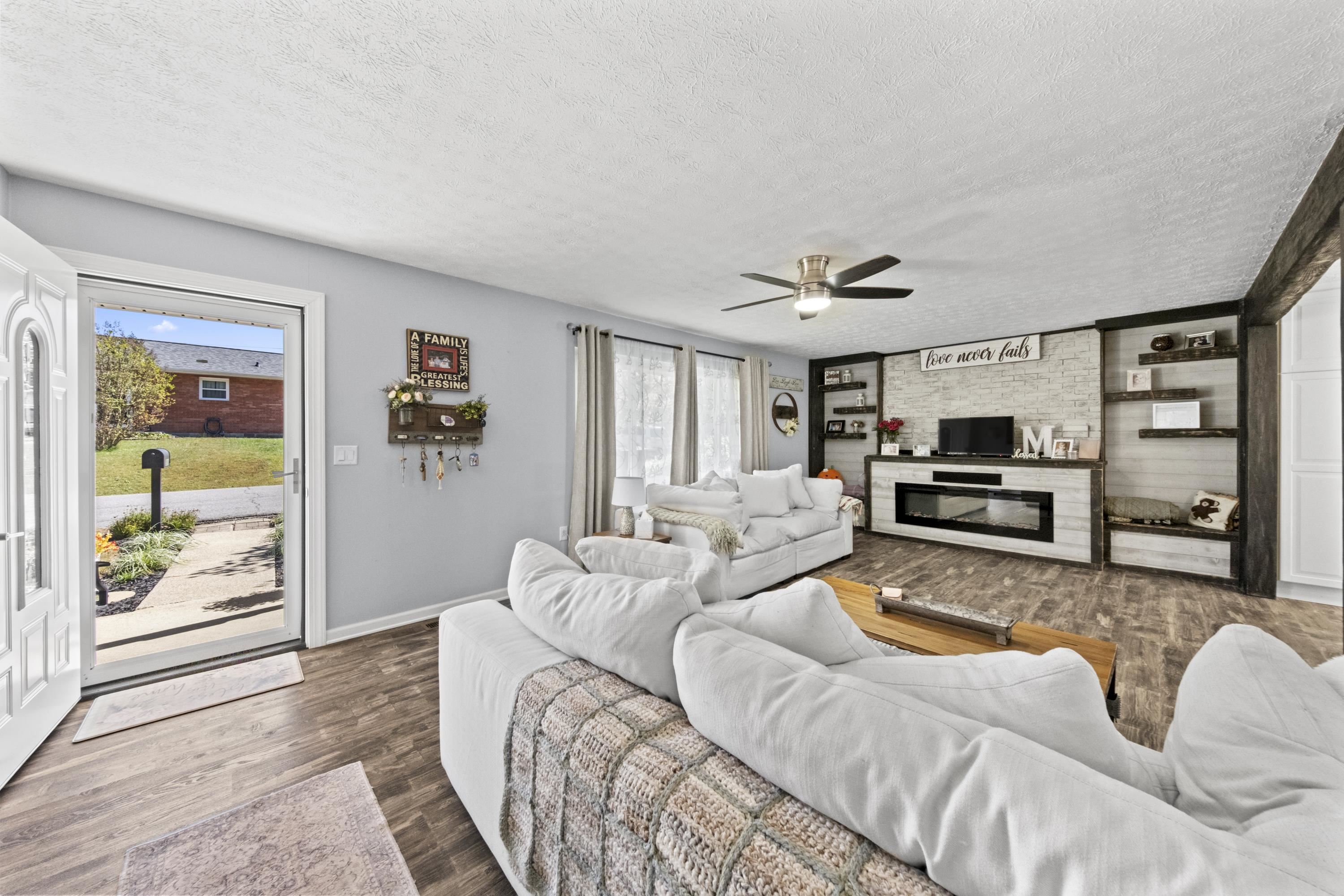 https://zimg.paragon.ice.com/ParagonImages/Property/PH/AABRKY/61387/4/0/0/d9fbcec07ed0e86f68e8eb66ada08d58/0/7328f55520840896c50e6781a72dbc9f/61387-f7af535f-301e-4d45-b885-fd8e673e0e9c.JPG