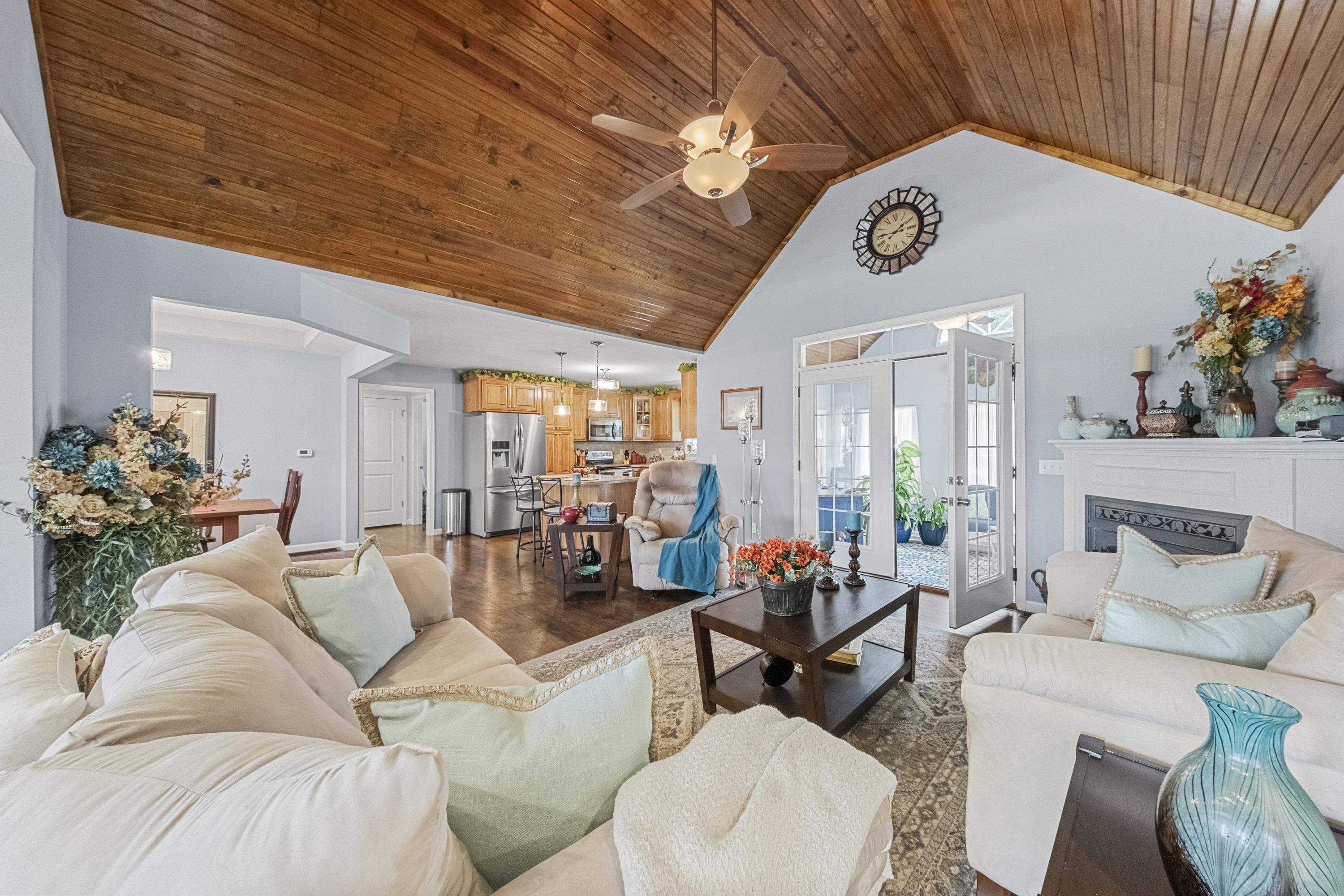 https://zimg.paragon.ice.com/ParagonImages/Property/PH/AABRKY/61390/9/0/0/a9d2a7b77058632f6828aae2b639f5a3/0/549cb30a1b6a5c87a8246e21f7170dfa/61390-1191389b-6379-4ef1-93e7-35ebbdca9ab8.JPG