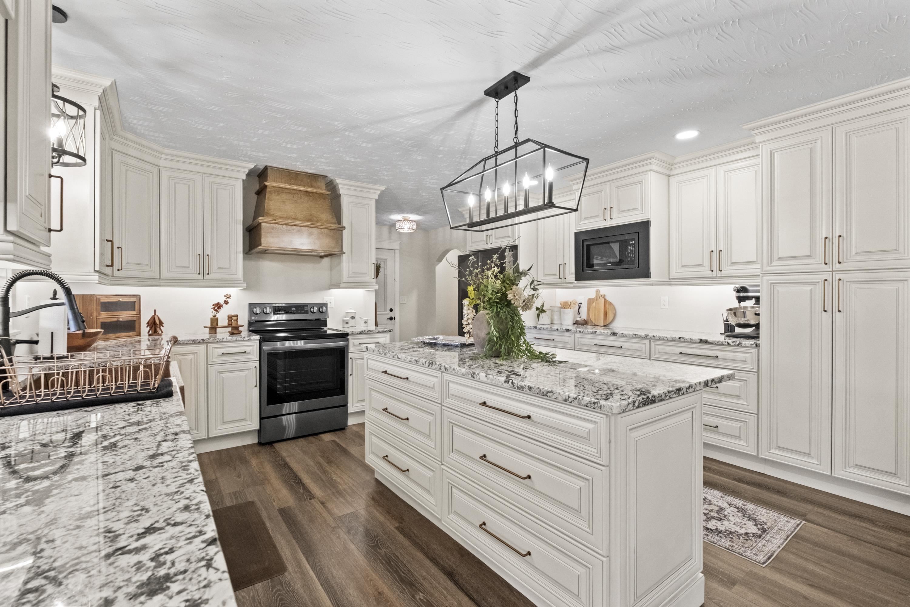 https://zimg.paragon.ice.com/ParagonImages/Property/PH/AABRKY/61420/11/0/0/2b5b6a54b352fec222829786a989c7db/0/6e16c00d71c41621d765fb35df3e6b3d/61420-c037fd25-84d2-4caf-842c-ac1b341513d1.JPG