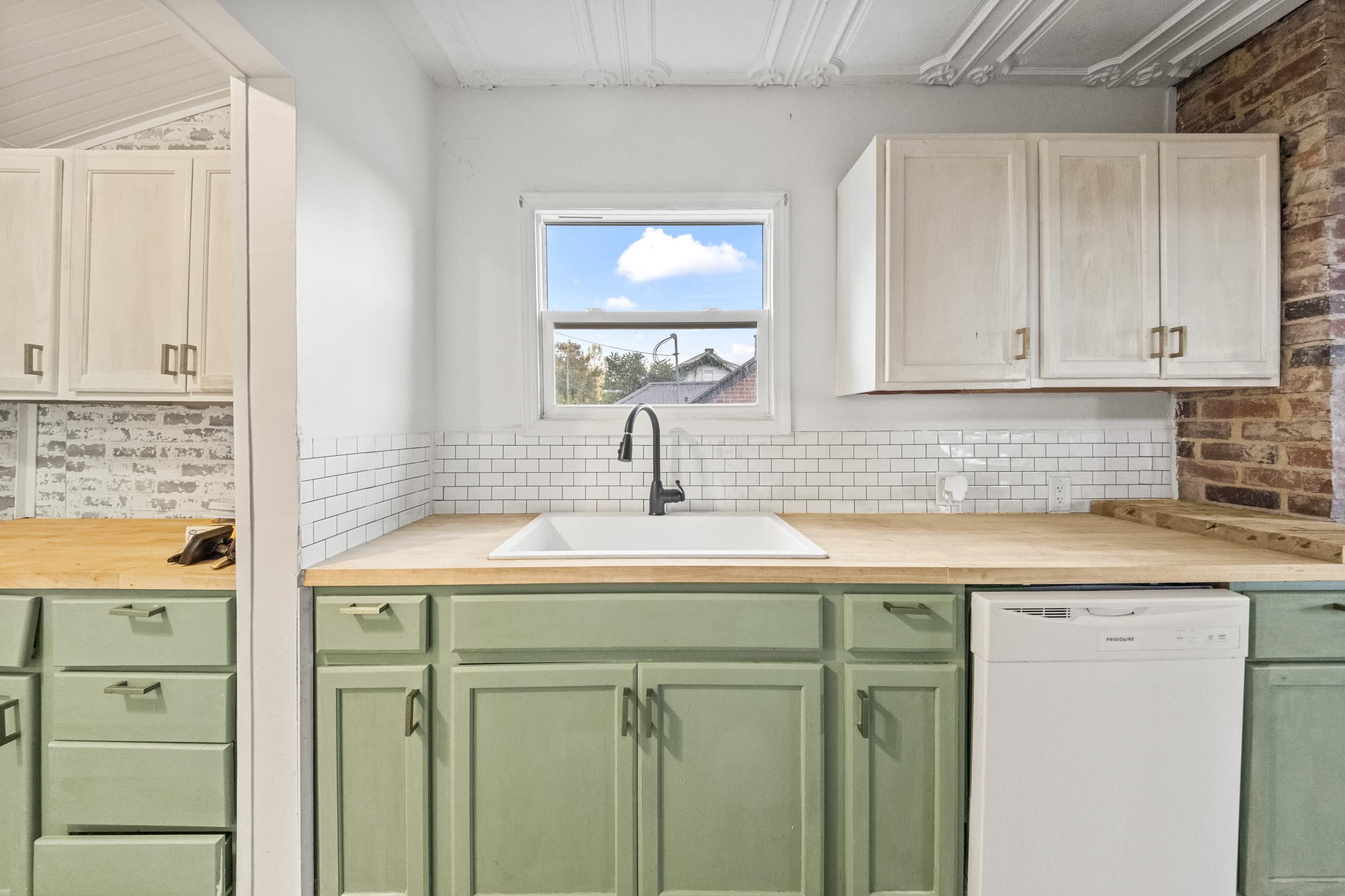 https://zimg.paragon.ice.com/ParagonImages/Property/PH/AABRKY/61429/11/0/0/0fc47b8d86ff3da93afdc65f937b1c01/0/beca500dc61d58091516fedfea45db69/61429-b5bb5f9c-8a69-4df7-843a-a5701a1b020a.JPG