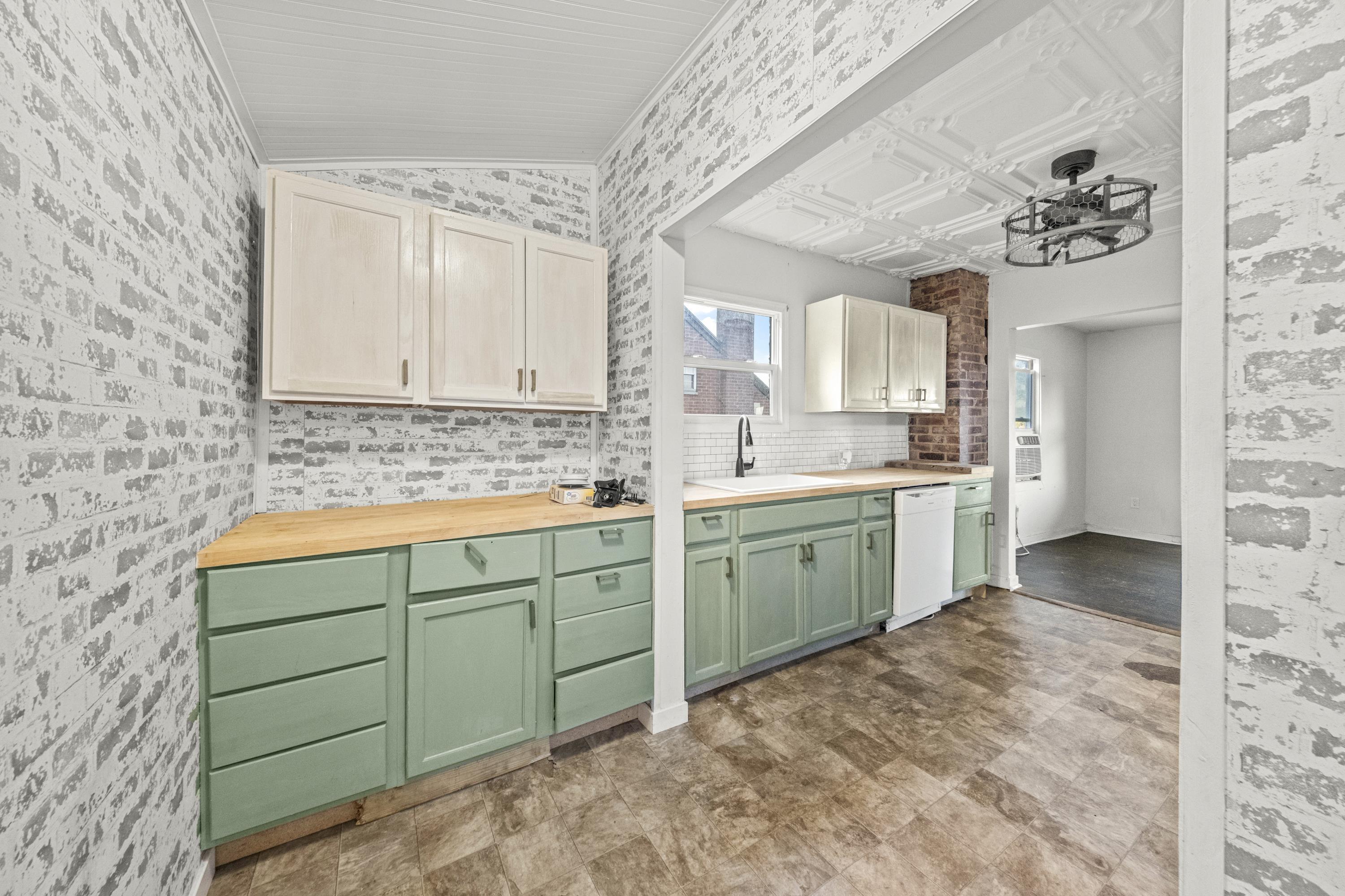 https://zimg.paragon.ice.com/ParagonImages/Property/PH/AABRKY/61429/12/0/0/fe2eff1b662b0f6bc74e495db78993d1/0/beca500dc61d58091516fedfea45db69/61429-84ab0662-da36-4cdf-8758-143ab0f1a890.JPG