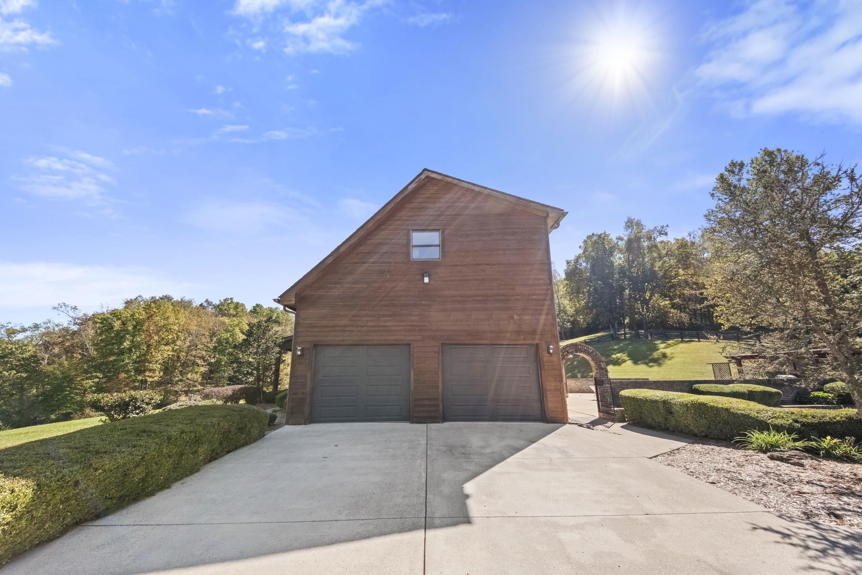 https://zimg.paragon.ice.com/ParagonImages/Property/PH/AABRKY/61434/10/0/0/294b20bd6c78db8d2840bd8bf95c77b7/0/90e613268a2b2803e653d0d7aeed6bd6/61434-5f6c91b4-c617-4454-943c-845e06e69a13.JPG