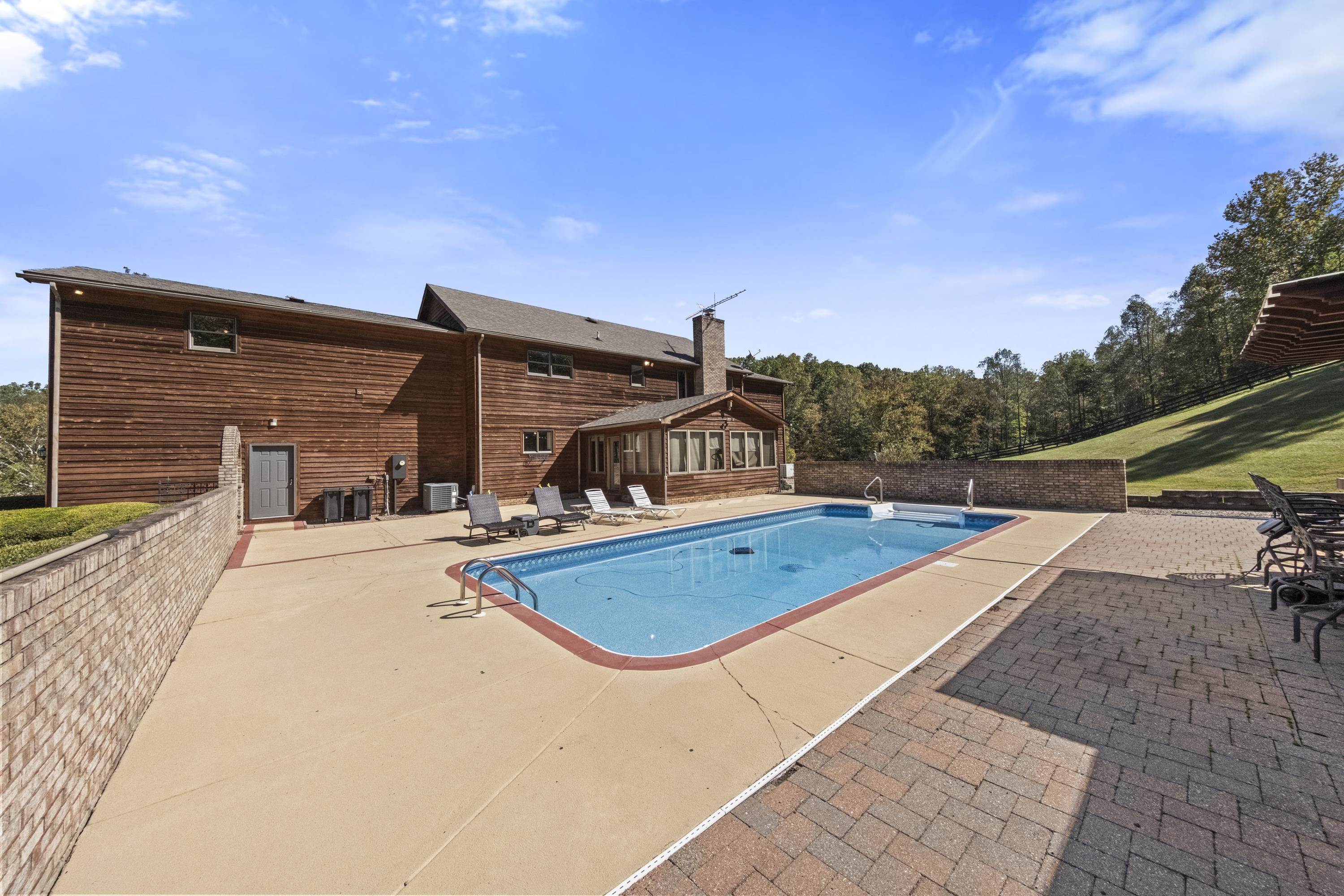https://zimg.paragon.ice.com/ParagonImages/Property/PH/AABRKY/61434/5/0/0/48ccf80a51ecc4d3478f73d3f94fc2fc/0/90e613268a2b2803e653d0d7aeed6bd6/61434-5db818df-41d5-459d-8317-dcfc1d805169.JPG