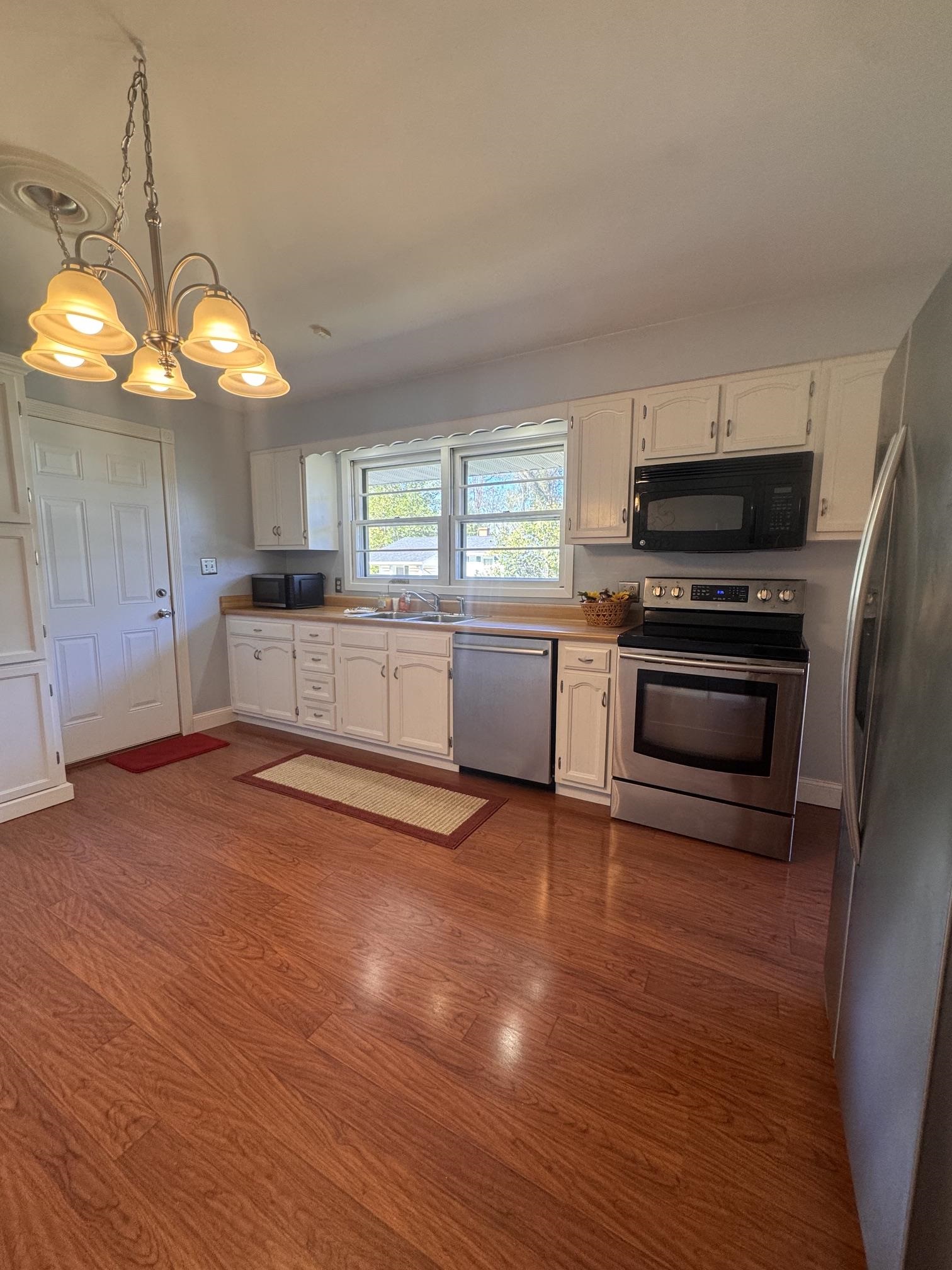 https://zimg.paragon.ice.com/ParagonImages/Property/PH/AABRKY/61435/11/0/0/f5b62ad753584dfde1c70c84dfa70f77/0/8ff11d3f35ddccff2717d5584e178214/61435-a6b7d5d0-ff9c-4fd4-9553-d2b86abe8292.JPG