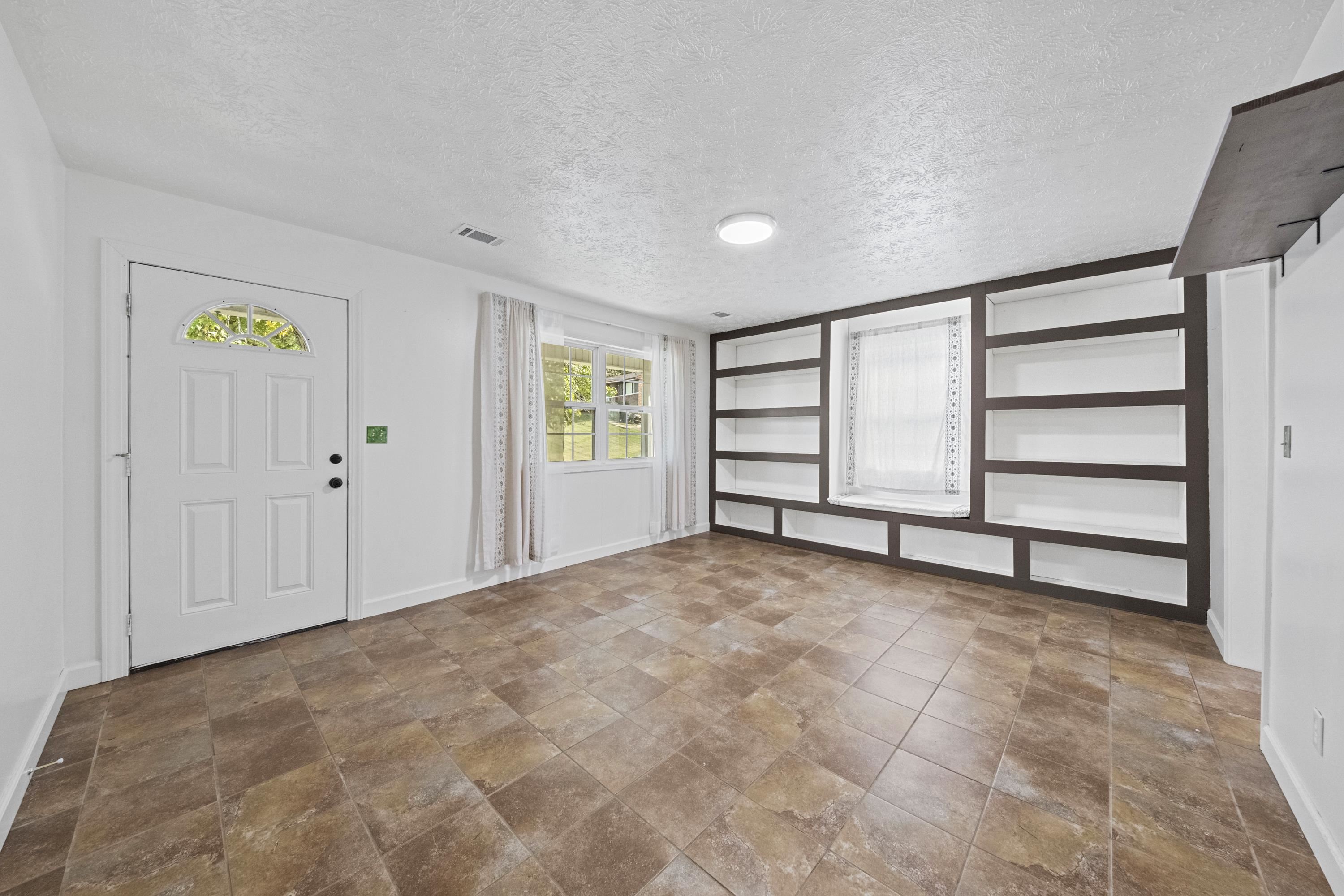 https://zimg.paragon.ice.com/ParagonImages/Property/PH/AABRKY/61436/7/0/0/ba14bddf712b5de20b7c954871fead55/0/3043b873582949d7bd180325d0fcc664/61436-93ae2e13-f8fa-44cc-b204-bcee0c59be91.JPG