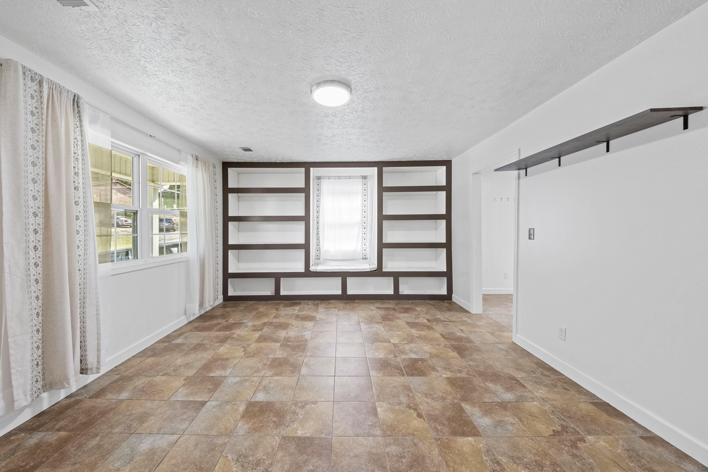 https://zimg.paragon.ice.com/ParagonImages/Property/PH/AABRKY/61436/9/0/0/fdd7564bd769217683b7dbc260d7617a/0/3043b873582949d7bd180325d0fcc664/61436-39f91223-802e-47f3-9a23-2c562f6113fa.JPG