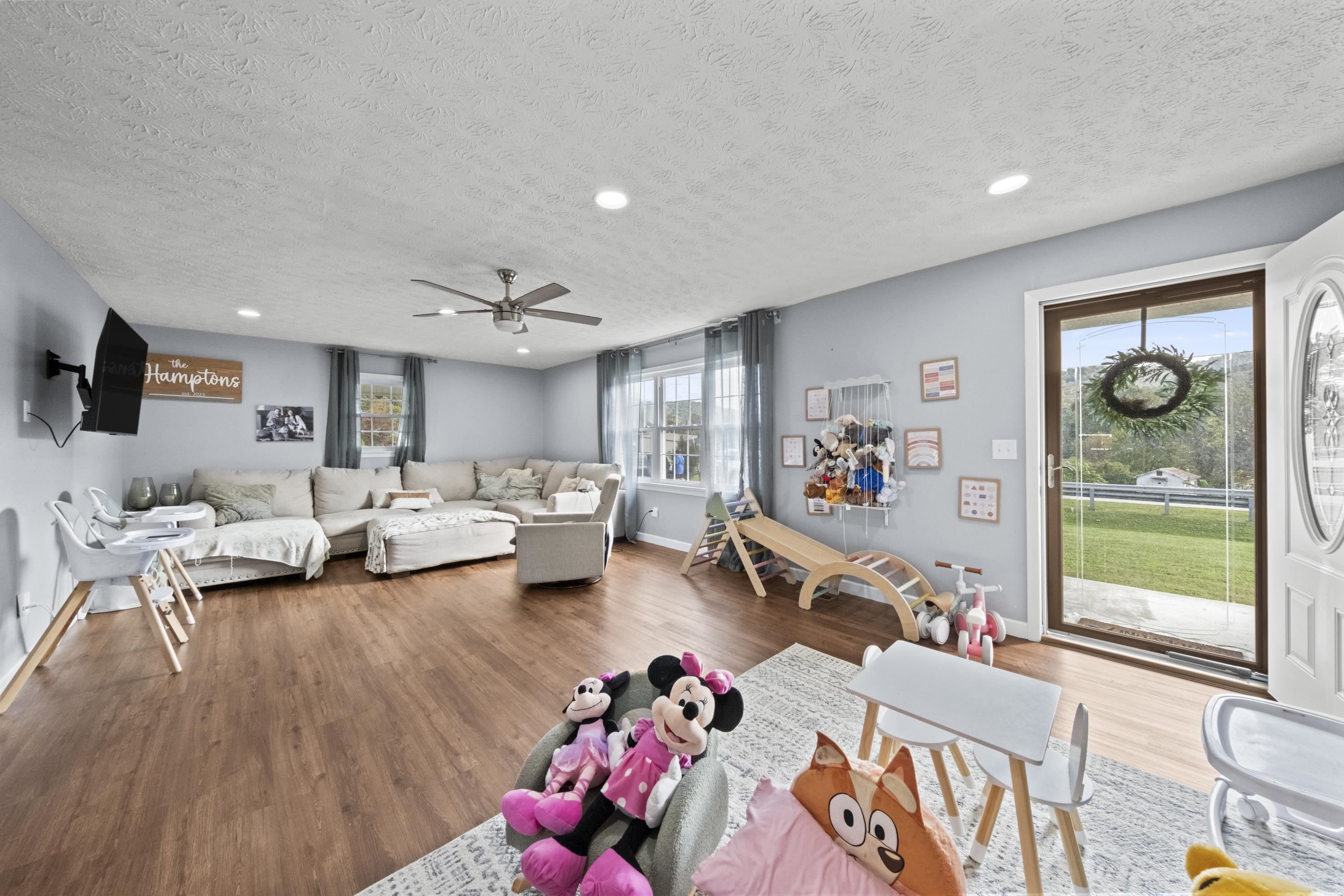 https://zimg.paragon.ice.com/ParagonImages/Property/PH/AABRKY/61442/3/0/0/22869942e03bac7a6915ff12f4c6895c/0/1b4e4f455a3ab8e3e5e04d8cb3abbe31/61442-a924f625-925b-432d-a27e-58766f6509a5.JPG