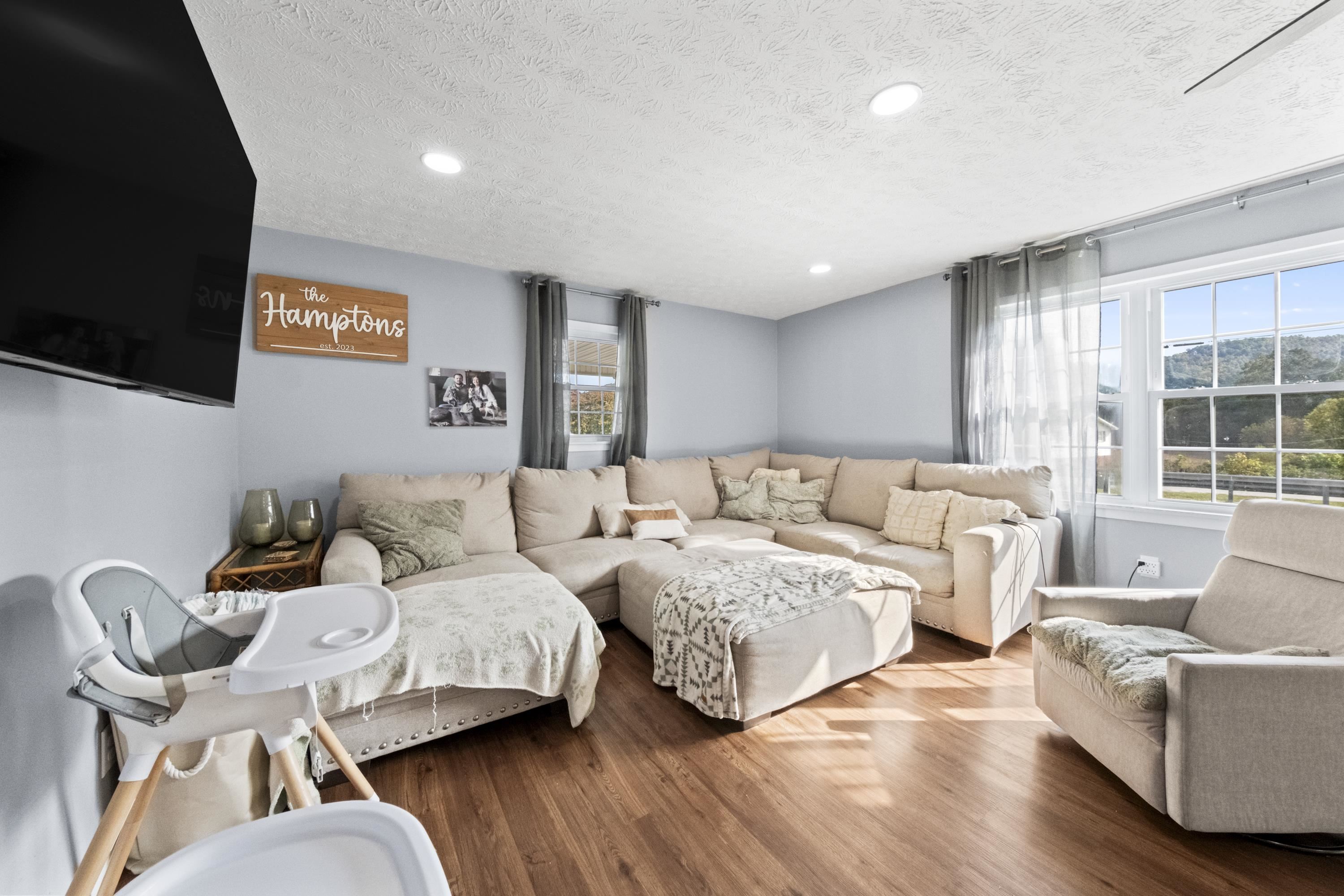 https://zimg.paragon.ice.com/ParagonImages/Property/PH/AABRKY/61442/4/0/0/03853c639938e3b6f11f63d3de17dbd5/0/1b4e4f455a3ab8e3e5e04d8cb3abbe31/61442-c9b6cb95-673e-4f85-a7c9-d2da6f5e6e45.JPG