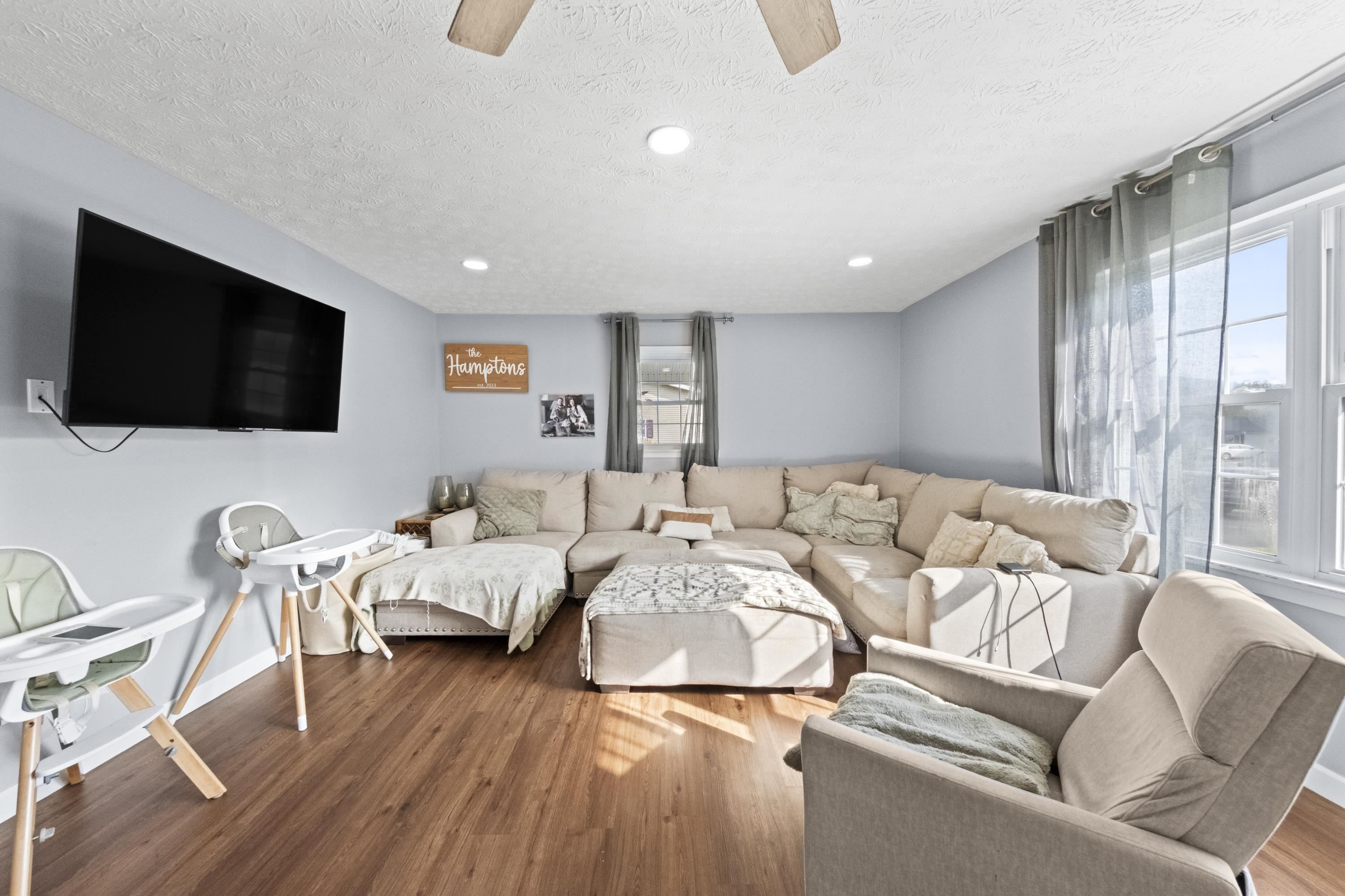 https://zimg.paragon.ice.com/ParagonImages/Property/PH/AABRKY/61442/5/0/0/77560ac95f00cb5364f5186df1ffe947/0/1b4e4f455a3ab8e3e5e04d8cb3abbe31/61442-39d7efa6-05d5-4252-85fb-8cbac311866e.JPG