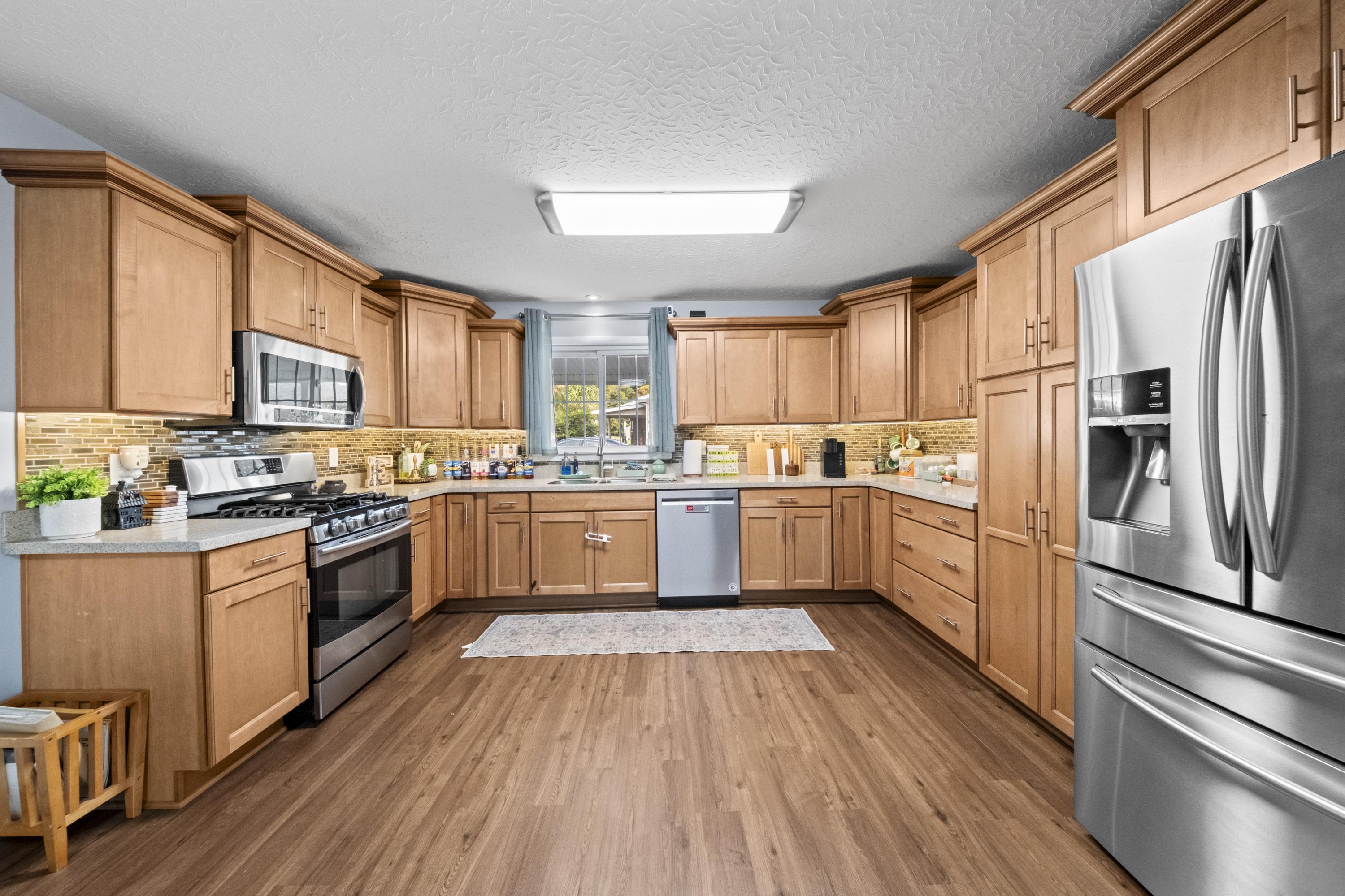 https://zimg.paragon.ice.com/ParagonImages/Property/PH/AABRKY/61442/6/0/0/cc4c6cf9a783508c7c08bc788cea11df/0/1b4e4f455a3ab8e3e5e04d8cb3abbe31/61442-787a47ec-199d-4f65-9695-6426657b5d51.JPG