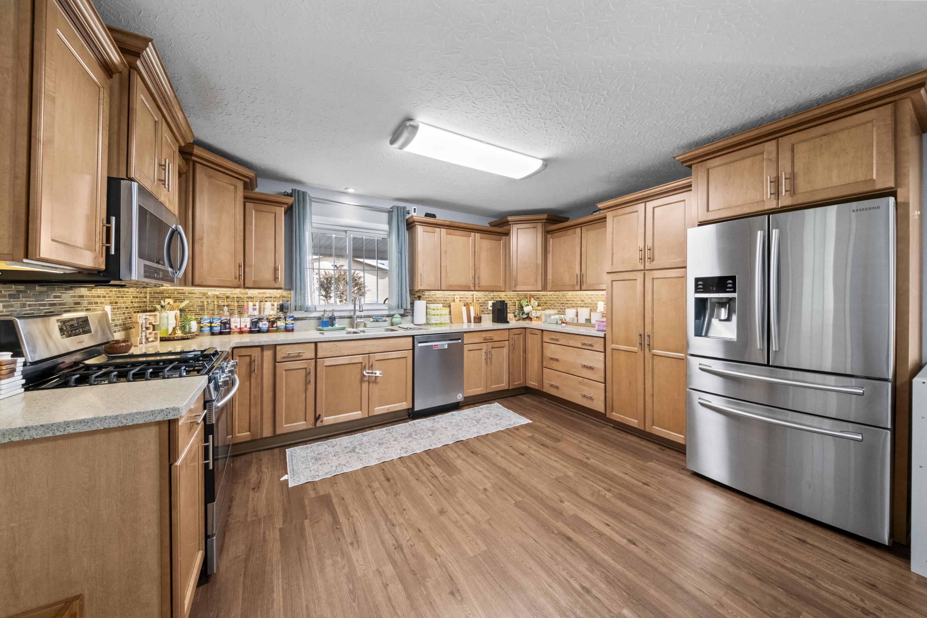 https://zimg.paragon.ice.com/ParagonImages/Property/PH/AABRKY/61442/7/0/0/ca1ebc3a5762324b0cc9bed8f0d88ea5/0/1b4e4f455a3ab8e3e5e04d8cb3abbe31/61442-c9350633-10d9-4e6f-86e6-3325983740e2.JPG