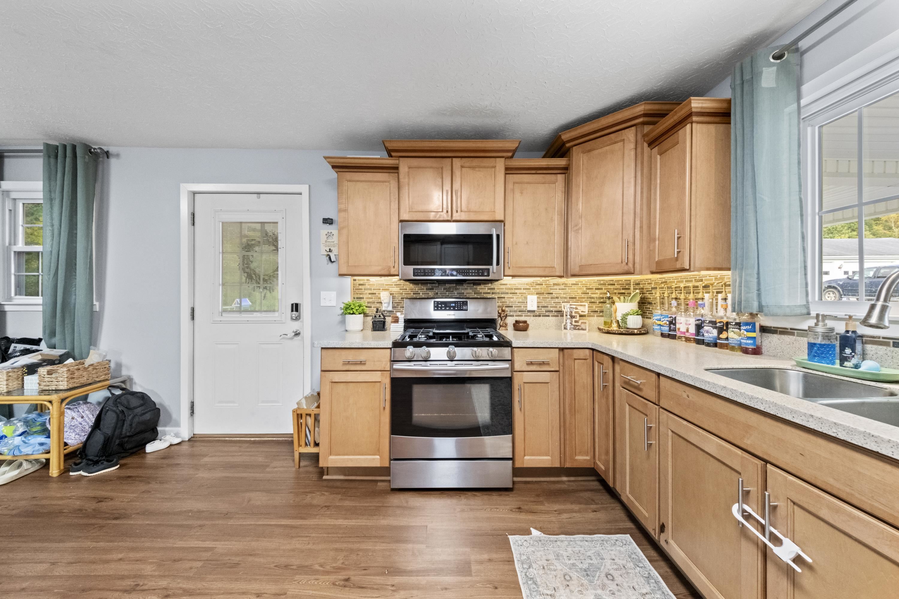 https://zimg.paragon.ice.com/ParagonImages/Property/PH/AABRKY/61442/8/0/0/7d8391c3357ea232994a7f584f09ab30/0/1b4e4f455a3ab8e3e5e04d8cb3abbe31/61442-1f52c214-d6cd-4879-959a-f14e619e5a1b.JPG