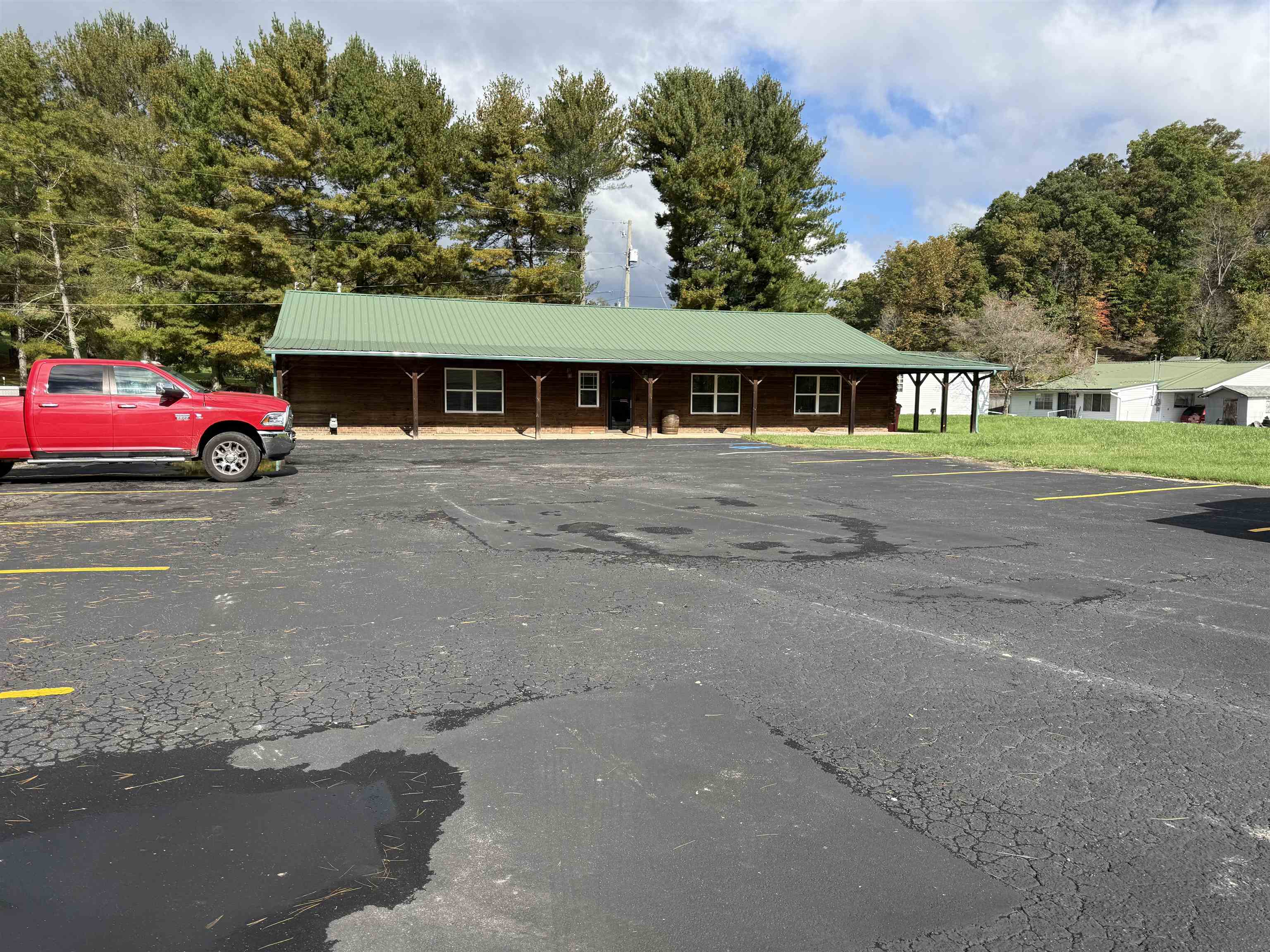 https://zimg.paragon.ice.com/ParagonImages/Property/PH/AABRKY/61443/2/0/0/7d8bdd17bcff1f32f772560416e3dbdd/0/a3d01e40c4bf3b56e3bb65f65dfe129f/61443-52ca72c4-26d2-4e73-a3e8-76df974352fe.JPG